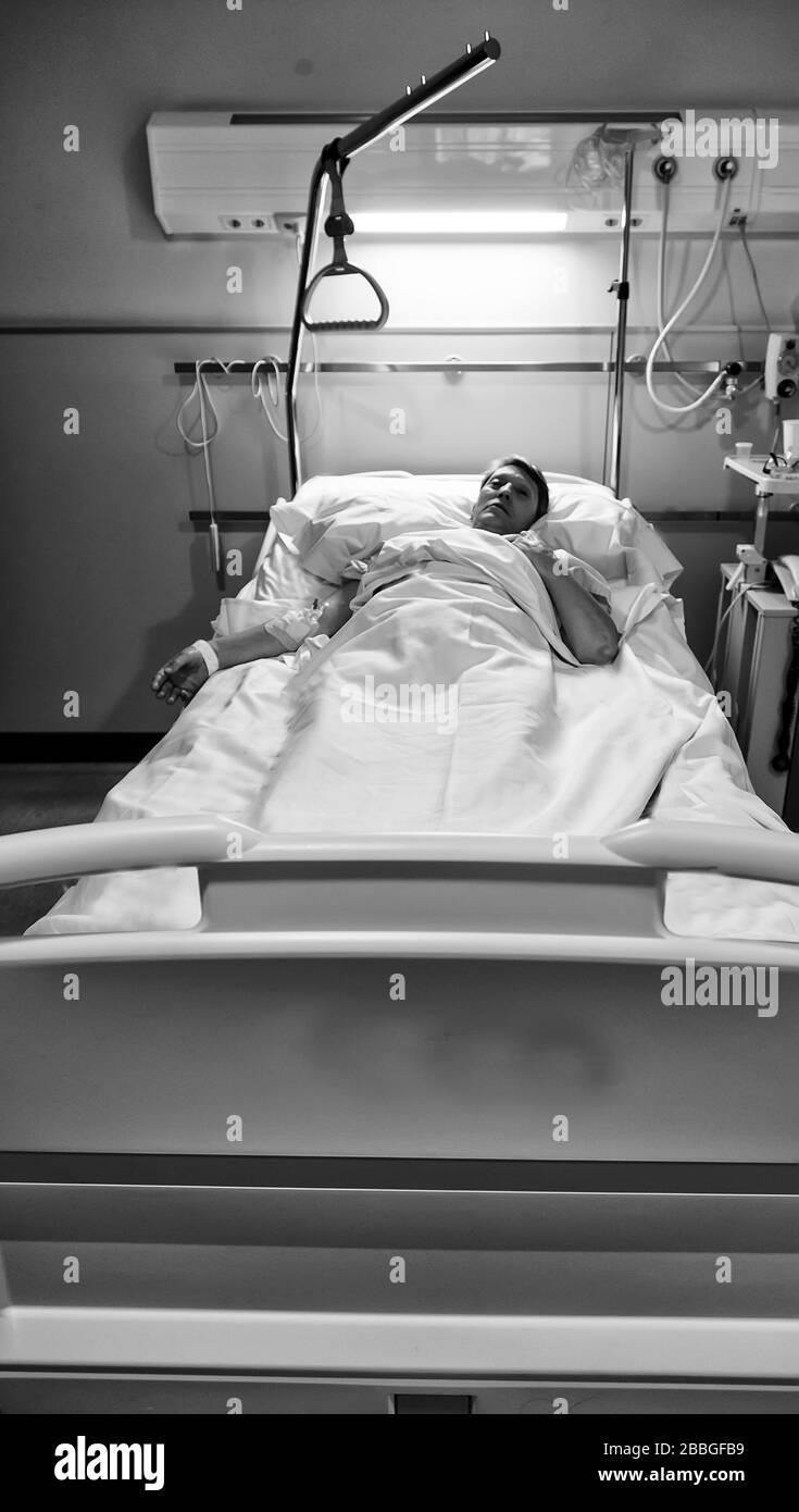 Femme malade posée dans un lit d'hôpital, virus et maladie Banque D'Images