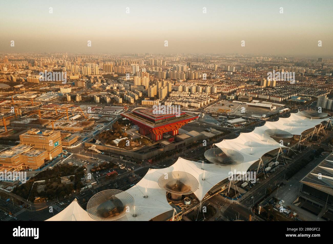 Shanghai Expo Park vue aérienne du dessus avec des toits et gratte-ciel en Chine. Banque D'Images