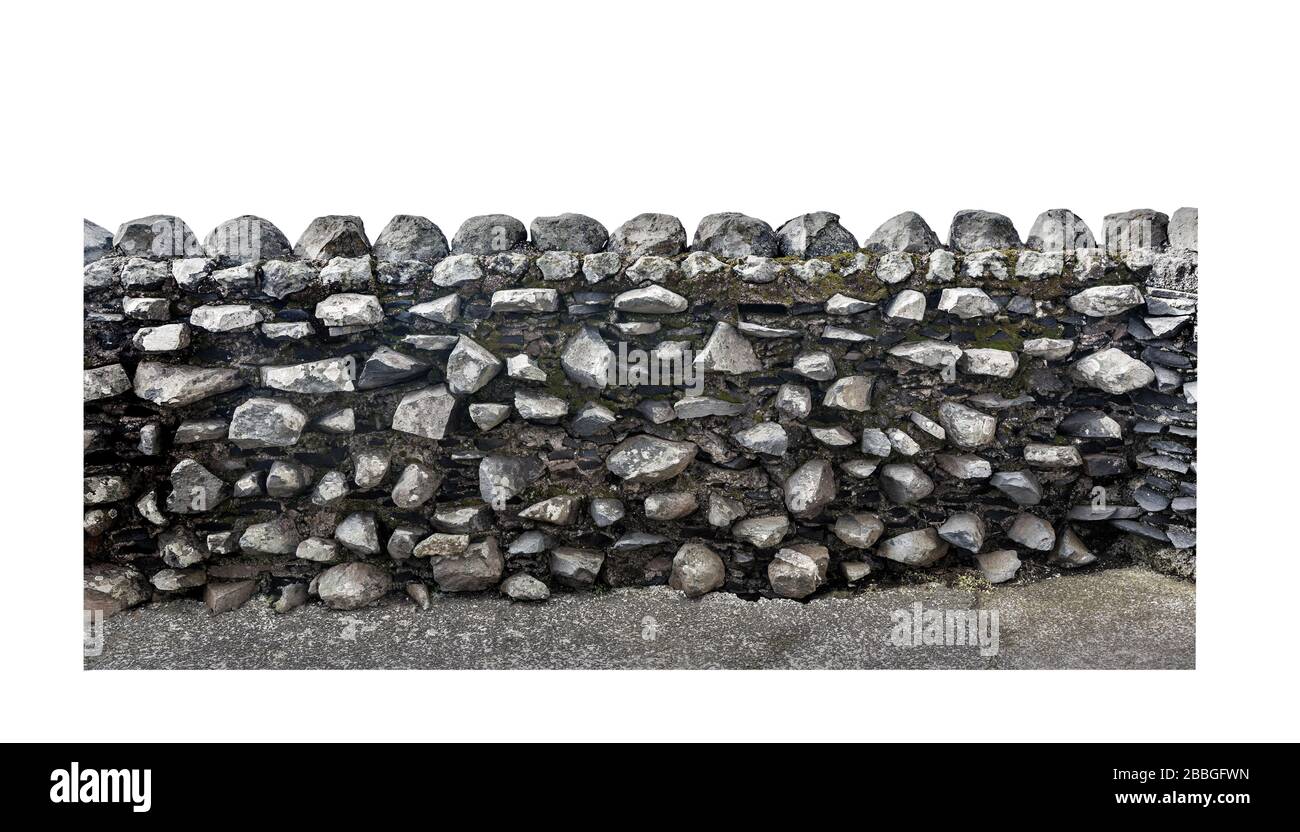 Motif en briques de surface gros plan sur le vieux mur gris en briques de pierre texturé à la clôture isolée sur fond blanc, avec chemin de découpe Banque D'Images