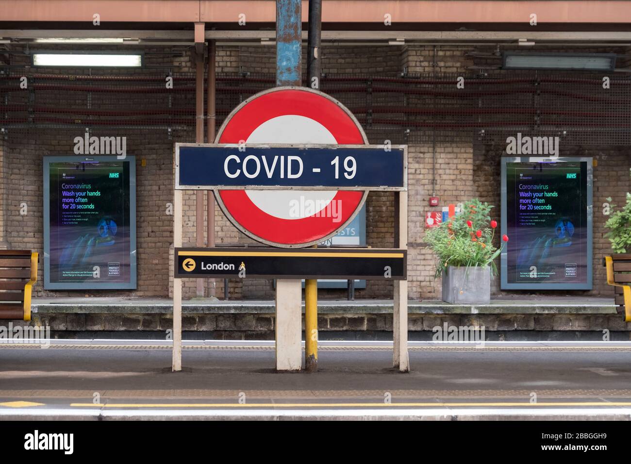 Coronavirus Covid-19, Illustration de l'éclosion, London Underground System, Londres, Angleterre, Royaume-Uni Banque D'Images