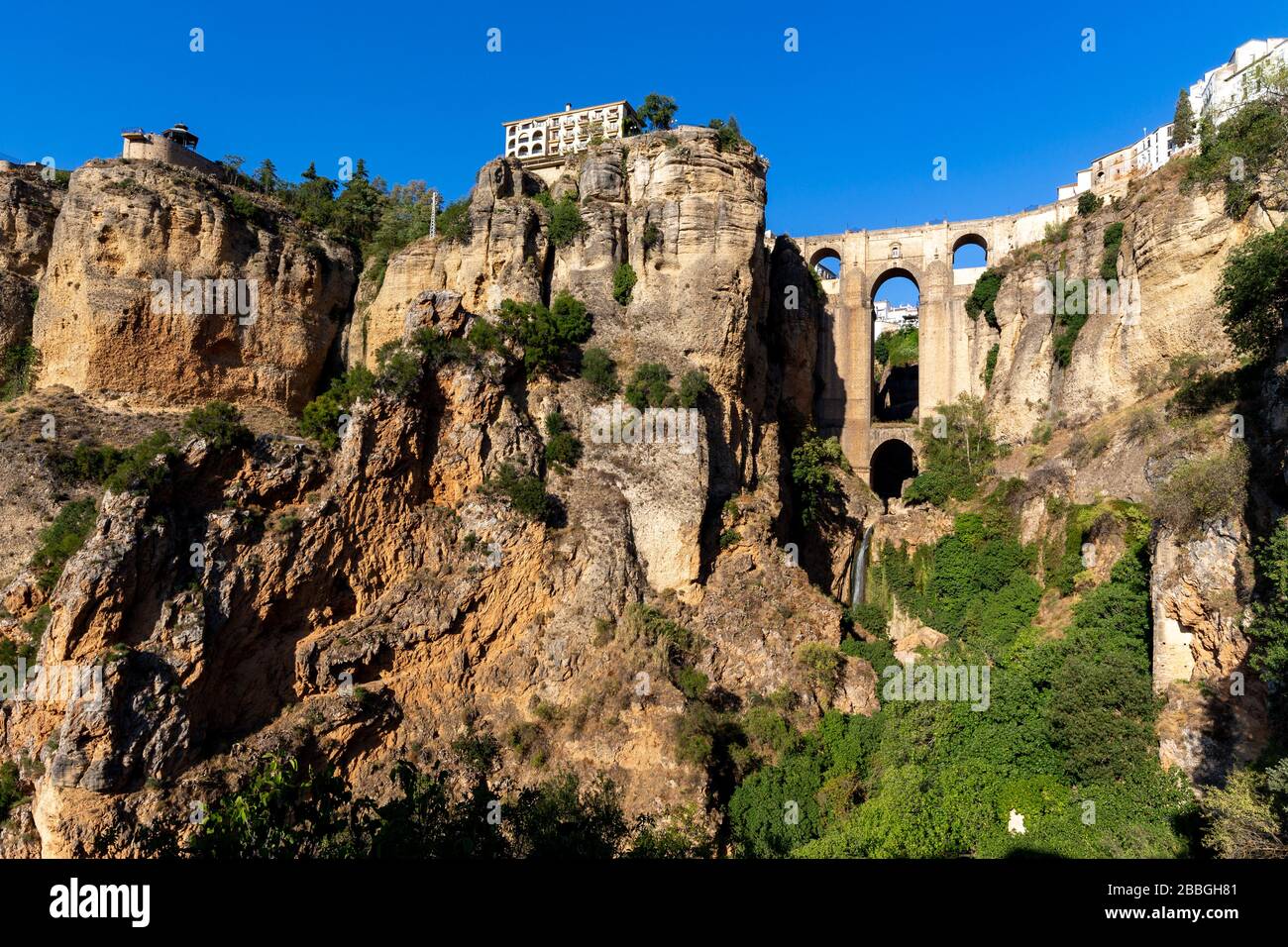 Le célèbre Puente Nuevo au-dessus de la gorge El Tajo à Ronda, l'une des célèbres villes blanches d'Andalousie, Espagne. Banque D'Images