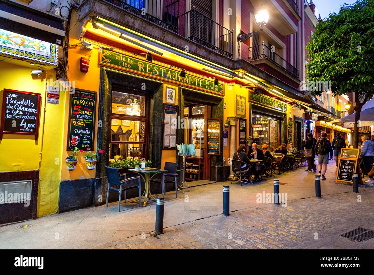 Extérieur du restaurant Antigua Taberna de Las Escobas la nuit, Séville, Andalousie, Espagne Banque D'Images
