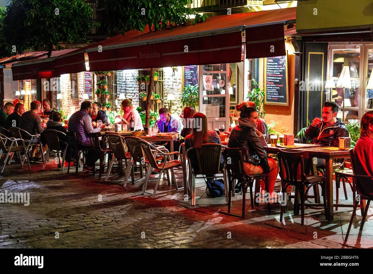 Vous pourrez dîner en plein air dans les restaurants de la Calle Argote de Molin, Séville, Andalousie, Espagne Banque D'Images