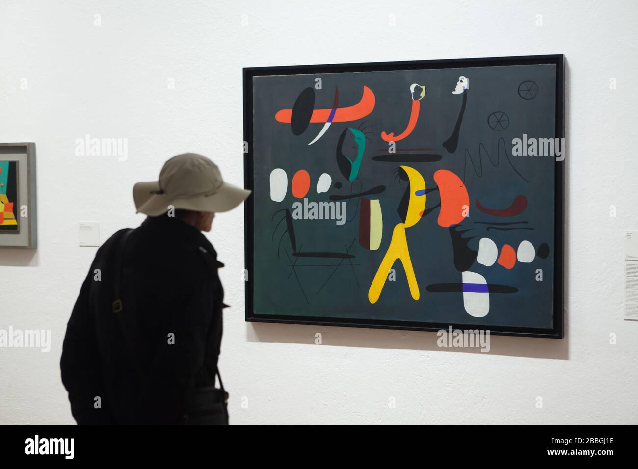 Visiteur devant la peinture du peintre moderniste espagnol Joan Miró intitulée "Peinture" (1933) affichée dans la Fundació Joan Miró (Fondation Joan Miró) à Barcelone, Catalogne, Espagne. Banque D'Images