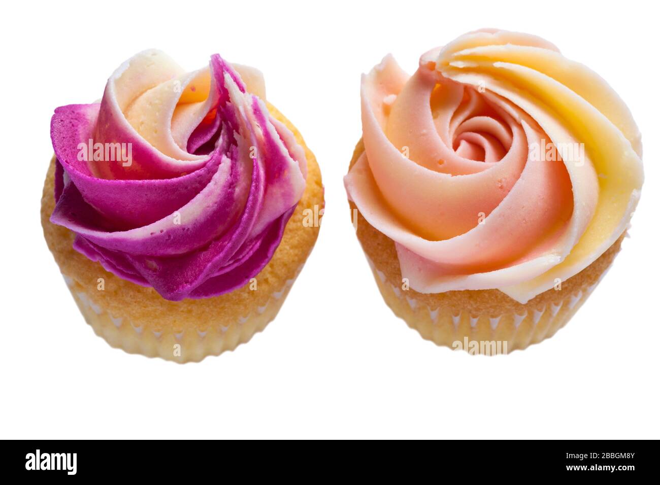 Deux mini-cupcakes de rose M&S isolés sur fond blanc - mini-gâteaux de éponge surmontés d'une crème de beurre de vanille rose et blanc Banque D'Images