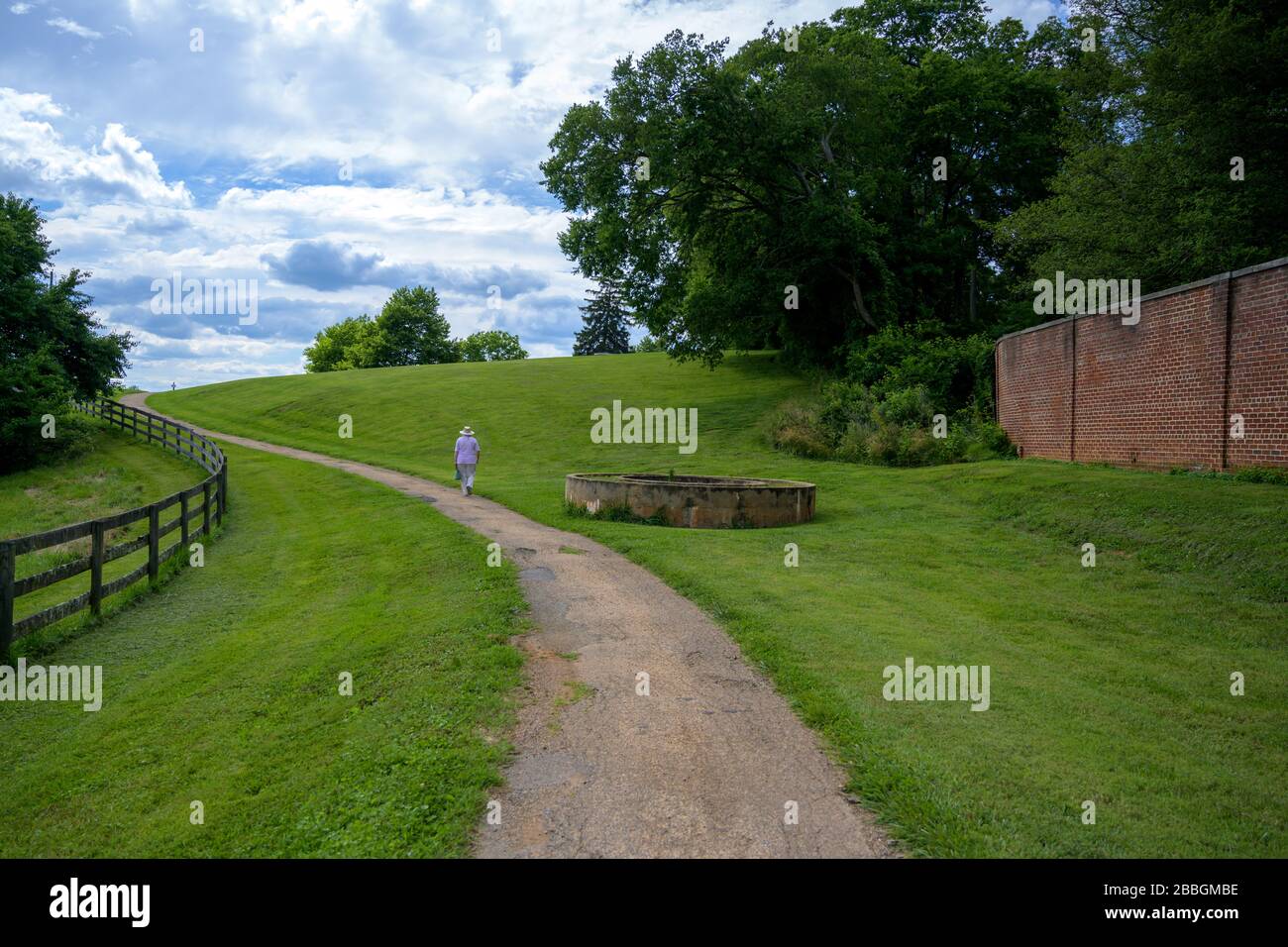 Montpelier, va, États-Unis -- 13 juin 2019. Grand angle d'une femme marchant le long d'un sentier à la propriété de James Madison à Montpellier, en Virginie. Banque D'Images