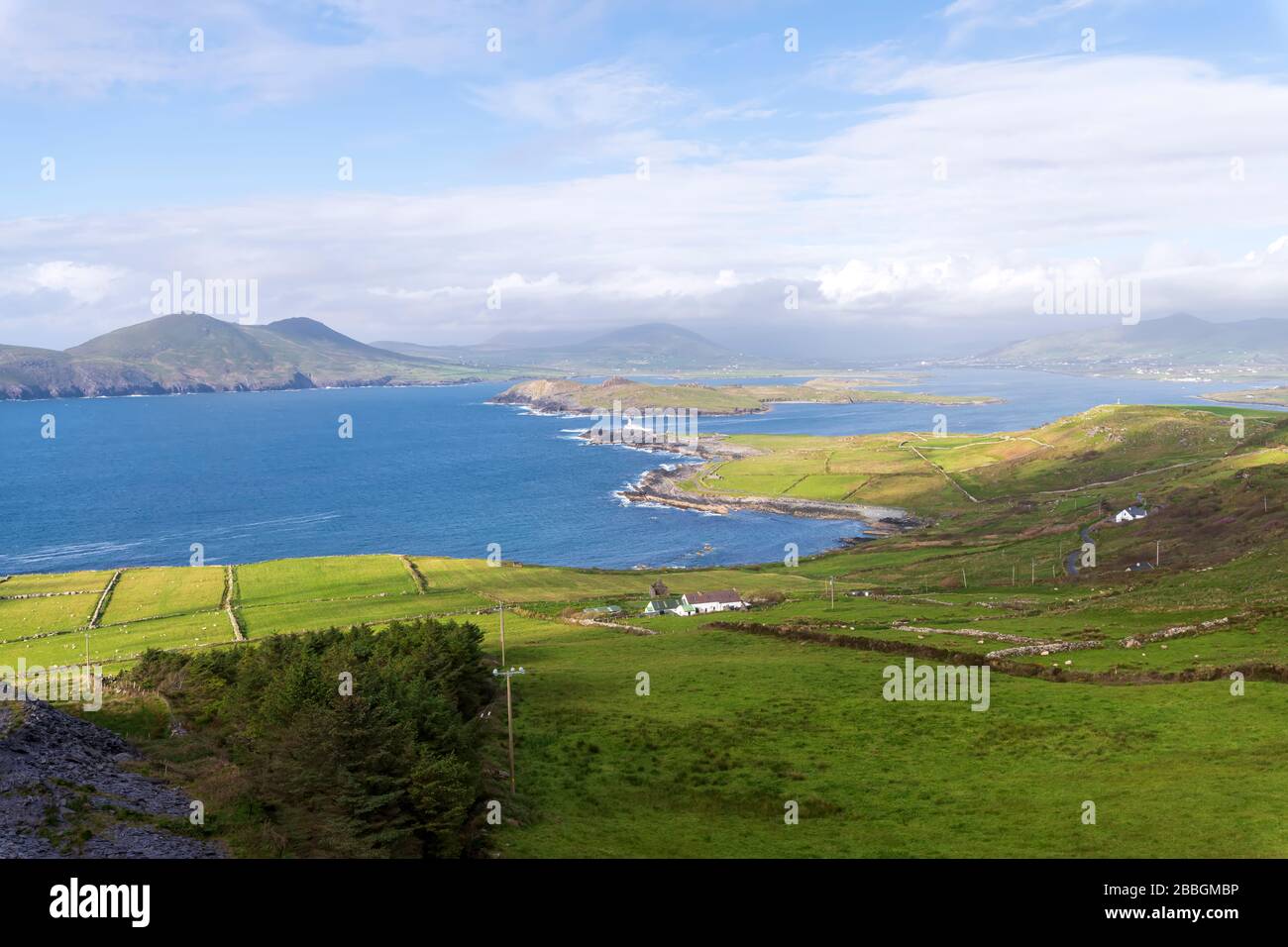 Vue magnifique sur le phare de Valentia Island à Cromwell point. Endroits à visiter sur la Wild Atlantic Way. Paysage irlandais sur le soleil Banque D'Images