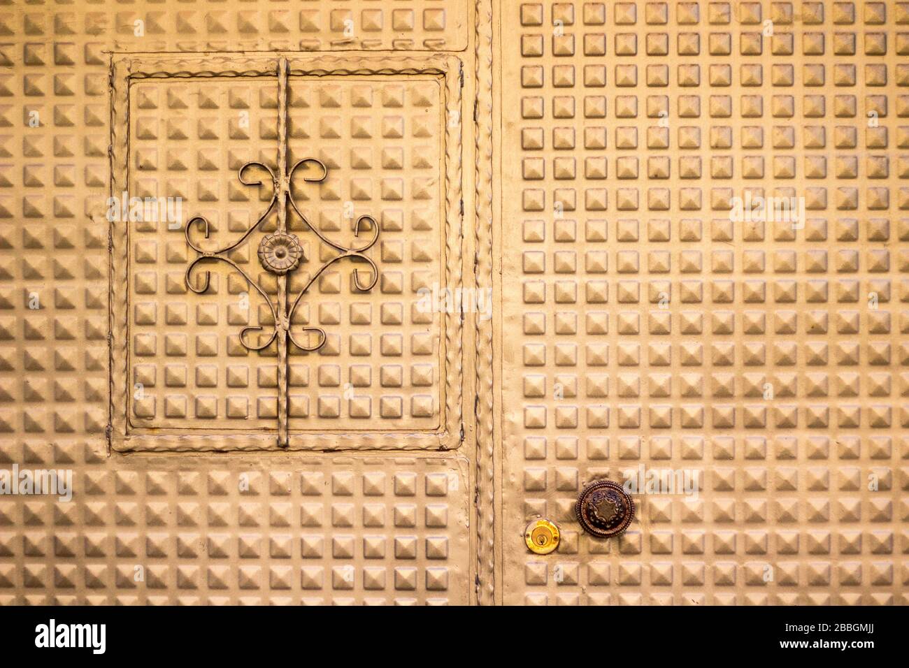 Il y a quelques chiffres sur la porte de jardin en fer jaune et marron Banque D'Images