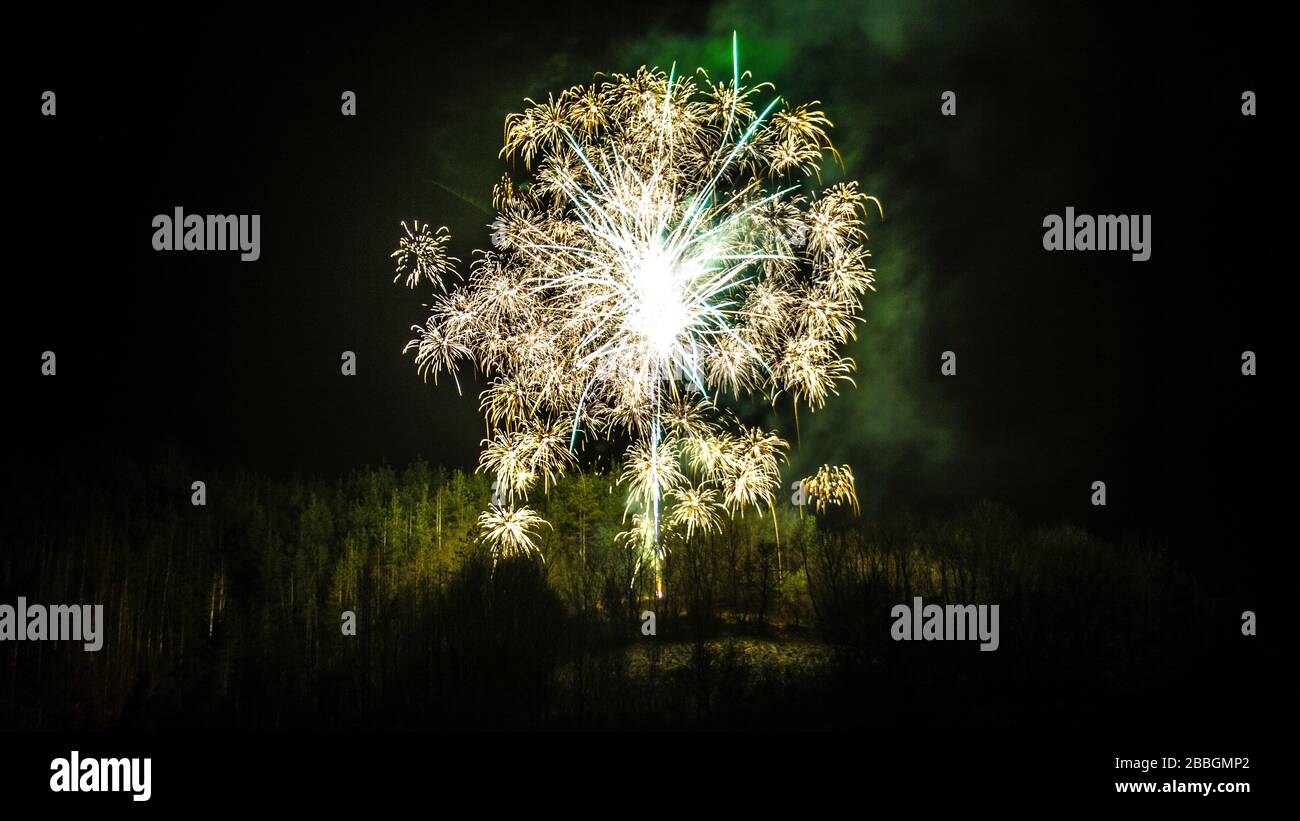 Paysage de nuit avec feux d'artifice Banque D'Images