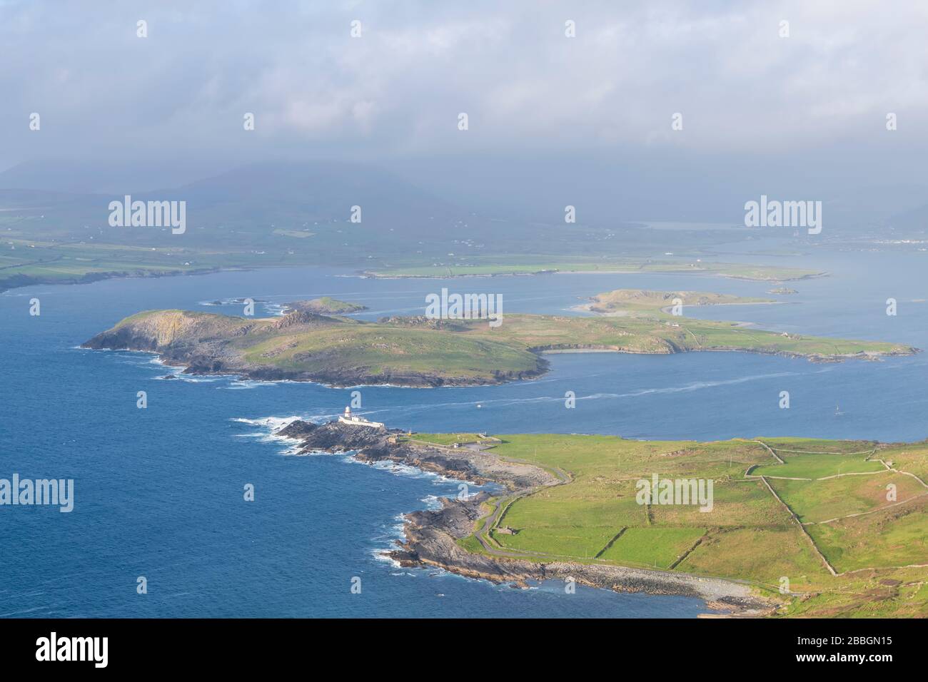 Vue magnifique sur le phare de Valentia Island à Cromwell point. Endroits à visiter sur la Wild Atlantic Way. Paysage irlandais sur le soleil Banque D'Images