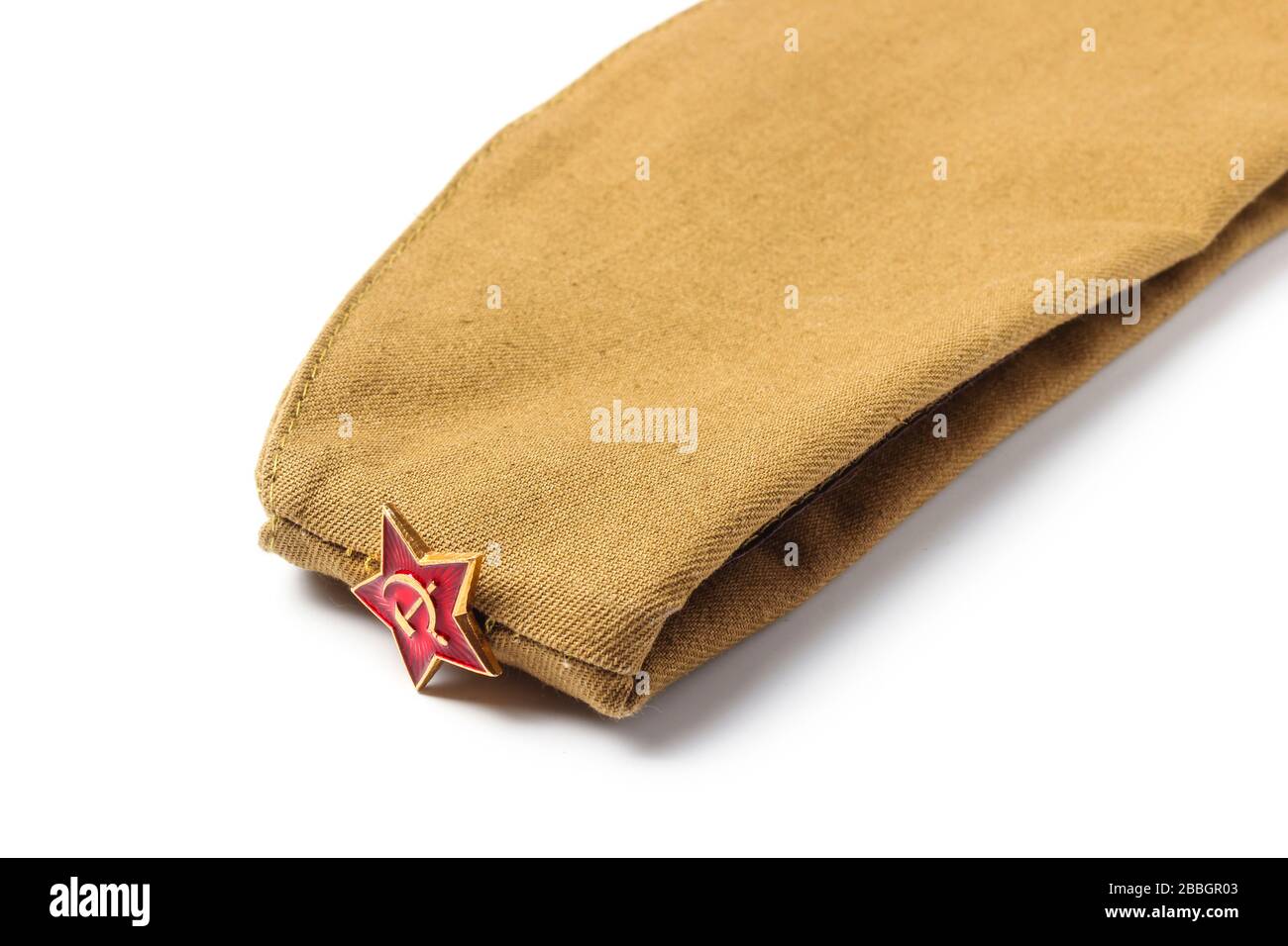 Casquette de soldat avec une étoile soviétique rouge isolée sur blanc Banque D'Images