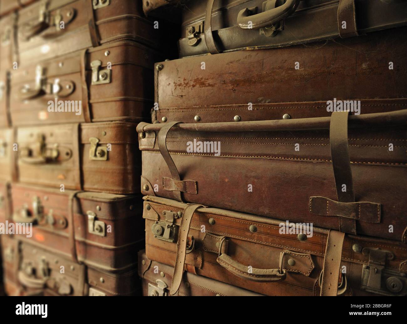 Disposition de vieilles valises en cuir, recouvertes de poussière Banque D'Images