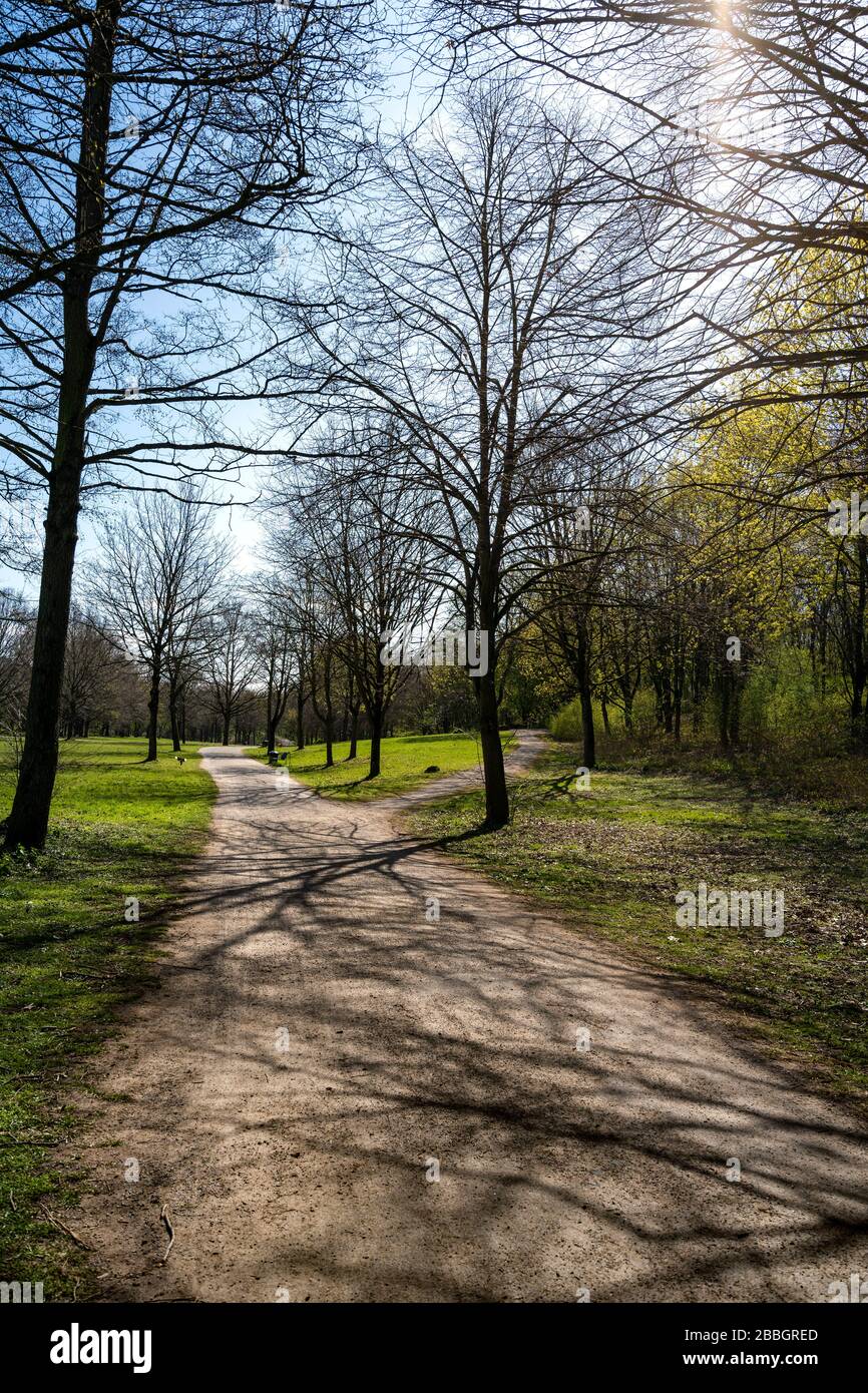 Un parc municipal à Cologne sans personne au printemps Banque D'Images Un parc municipal à Cologne sans personne au printemps Banque D'Images