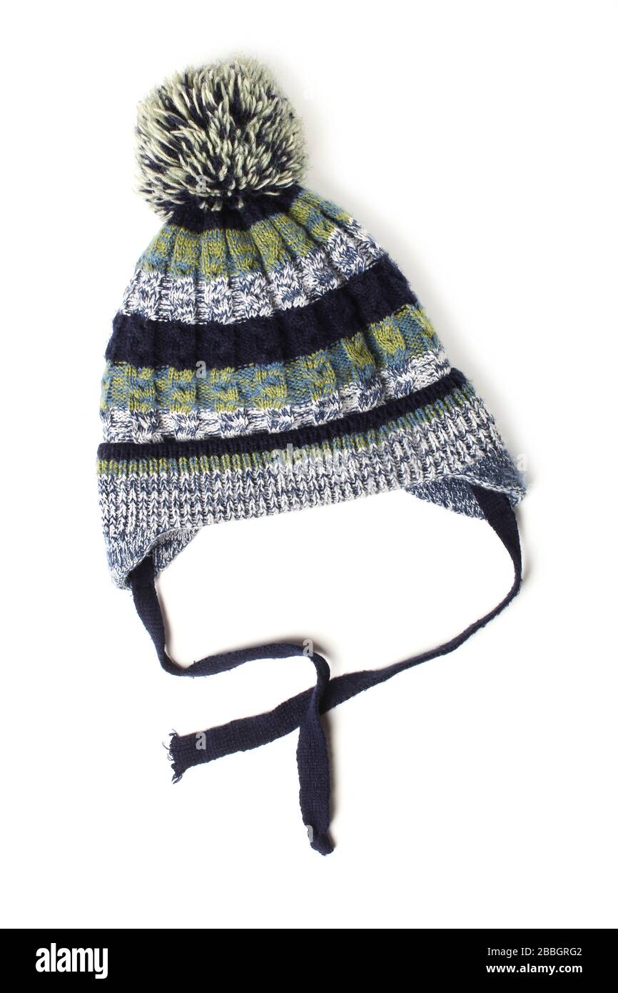 Bonnet en laine tricoté pour enfants avec pompon sur fond blanc Photo Stock  - Alamy