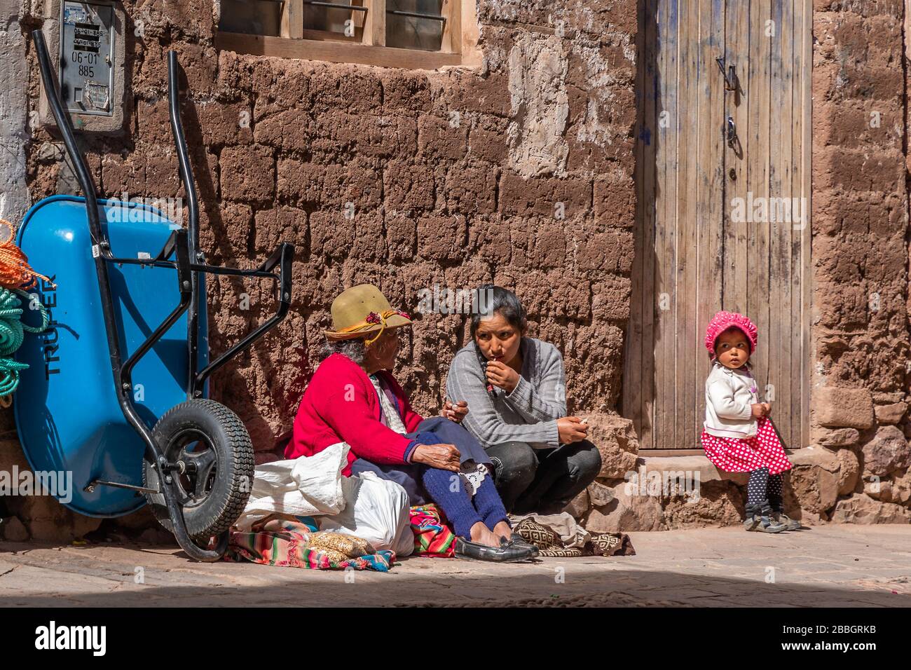 Pisac, Pérou - 02.23.2020: Les femmes péruviennes avec une petite fille, la vente de marchandises dans les rues de Pisac Banque D'Images