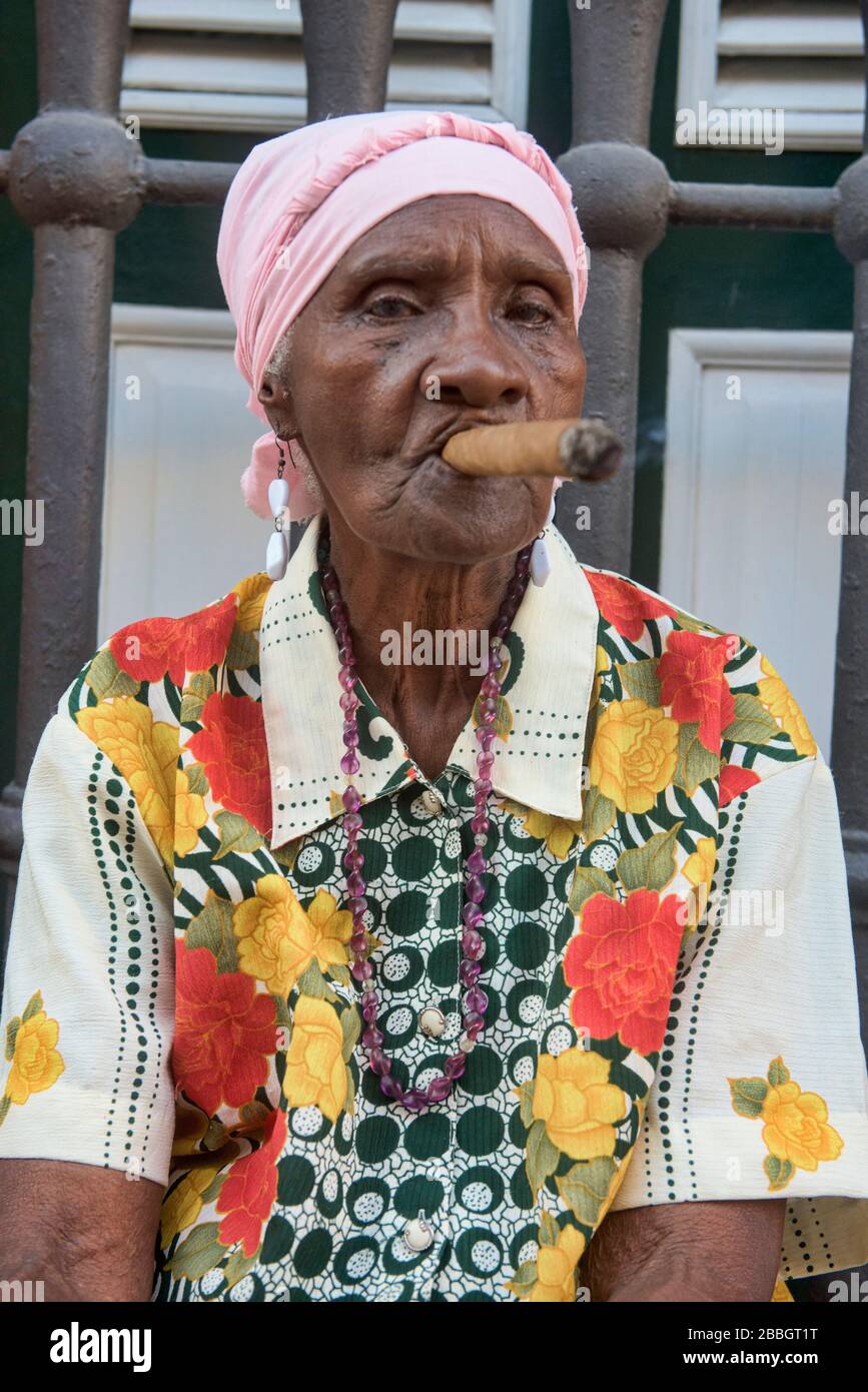 Femme fumant un cigare, La Havane, Cuba Banque D'Images
