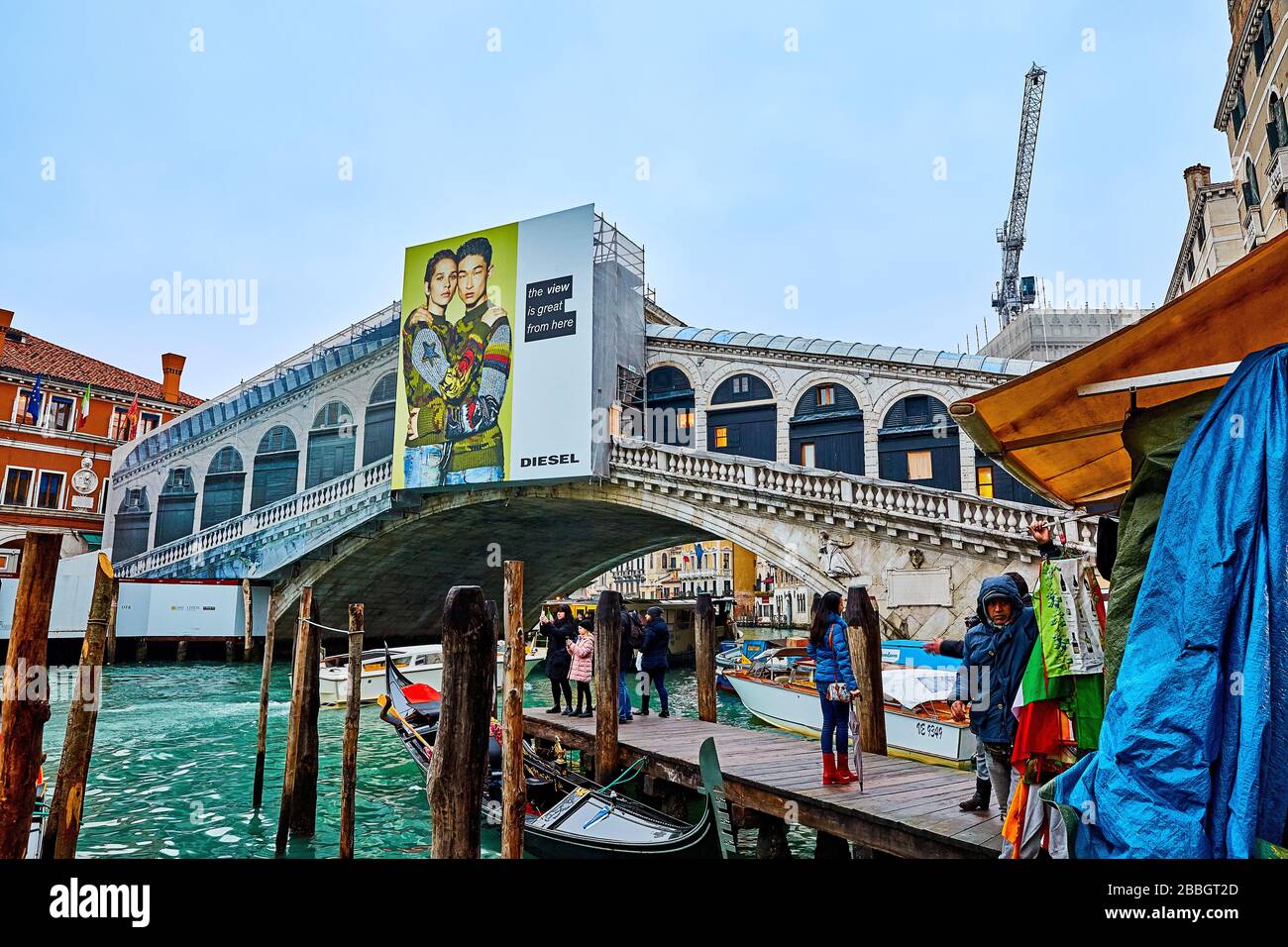 Le pont du Rialto (Ponte di Rialto) Venise Sicile en cours de restauration. Venise, la capitale de la région de Vénétie dans le nord de l’Italie, a construit 118 petites îles Banque D'Images