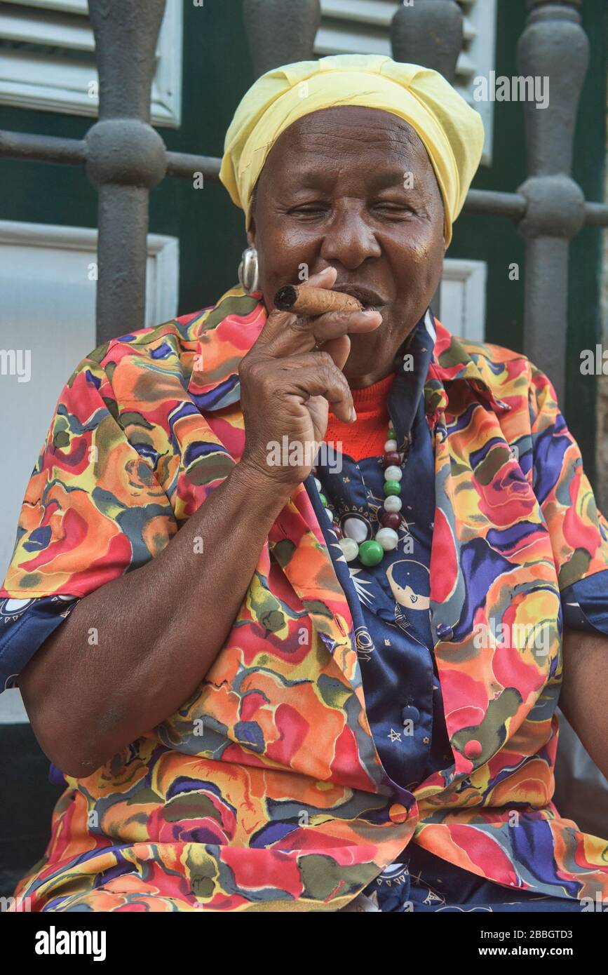 Femme fumant un cigare, La Havane, Cuba Banque D'Images
