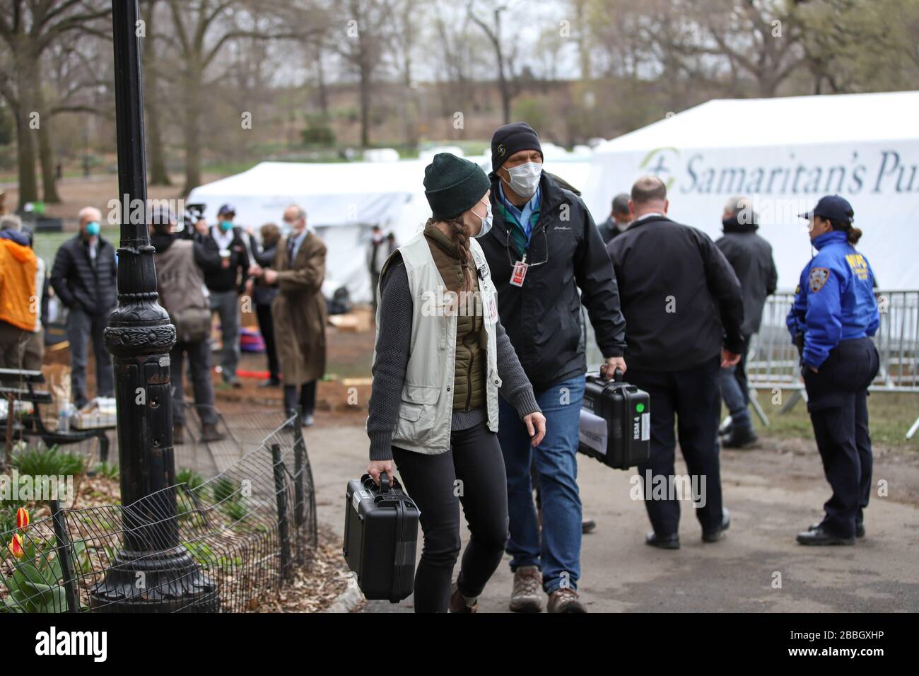 New York, États-Unis. 31 mars 2020. L'hôpital de Purse de Samaritan est en place un hôpital de terrain de 68 lits et une unité de traitement respiratoire spéciale à Central Park, en face de l'hôpital de Mount Sinai, sur la 5ème Avenue, entre 98ème et 100ème rues à New York City aux États-Unis ce mardi 31. L'hôpital fait partie de la lutte contre la pandémie de Coronavirus, COVID-19. La bourse du président du Samaritain est Franklin Graham, fils du célèbre prédicateur américain Billy Graham. Crédit: Brésil photo Press/Alay Live News Banque D'Images