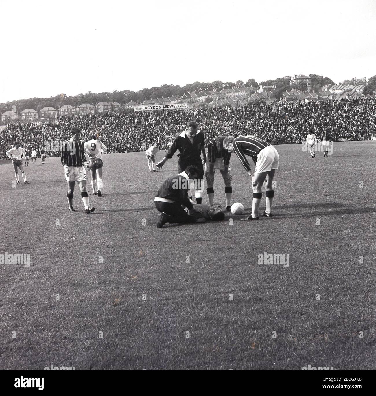 1970, historique, gardien de but au sol du terrain, ayant été blessé dans un match entre le Crystal Palace FC et le Charlton Athletic FC à Selhurst Park, dans le sud-est de Londres, en Angleterre, au Royaume-Uni. À cette époque, le football était un jeu de contact physique et les gardiens de but ont été considérés comme un jeu juste pour une battue. Banque D'Images