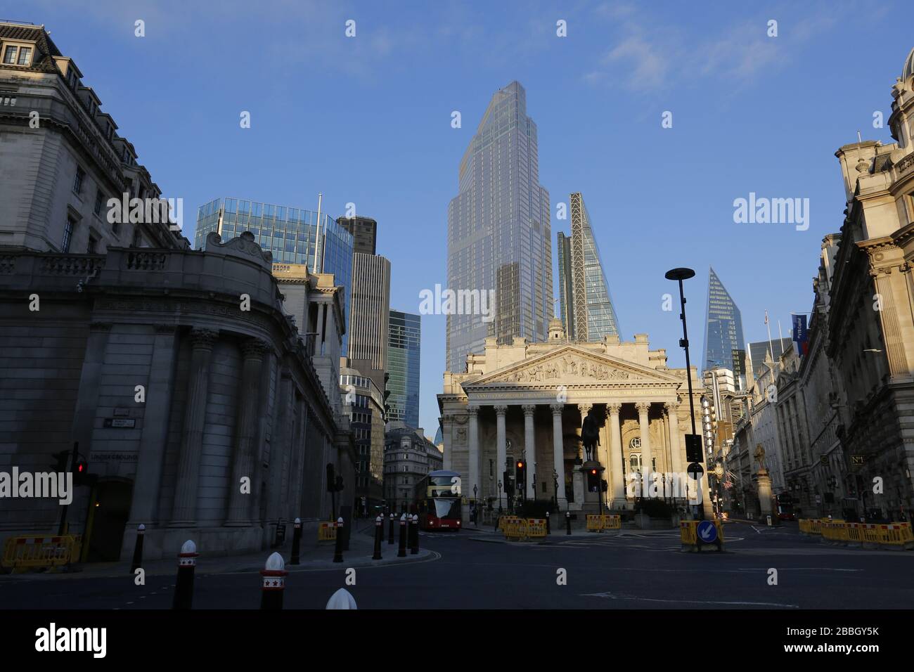 Londres, Royaume-Uni. 31 mars 2020. COVID-19 coucher de soleil pandémique près de la Banque d'Angleterre et à proximité avec des rues presque vides ou vides. Crédit : 24/Alay Live News Banque D'Images