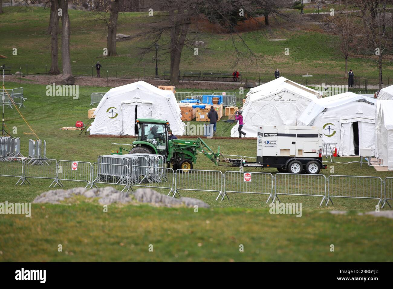 New York, États-Unis. 31 mars 2020. L'hôpital de Purse de Samaritan est en place un hôpital de terrain de 68 lits et une unité de traitement respiratoire spéciale à Central Park, en face de l'hôpital de Mount Sinai, sur la 5ème Avenue, entre 98ème et 100ème rues à New York City aux États-Unis ce mardi 31. L'hôpital fait partie de la lutte contre la pandémie de Coronavirus, COVID-19. La bourse du président du Samaritain est Franklin Graham, fils du célèbre prédicateur américain Billy Graham. Ils ont également contribué à la mise en place d'un hôpital de fortune, une unité similaire à celle de Cremona en Italie, il y a une semaine. Banque D'Images