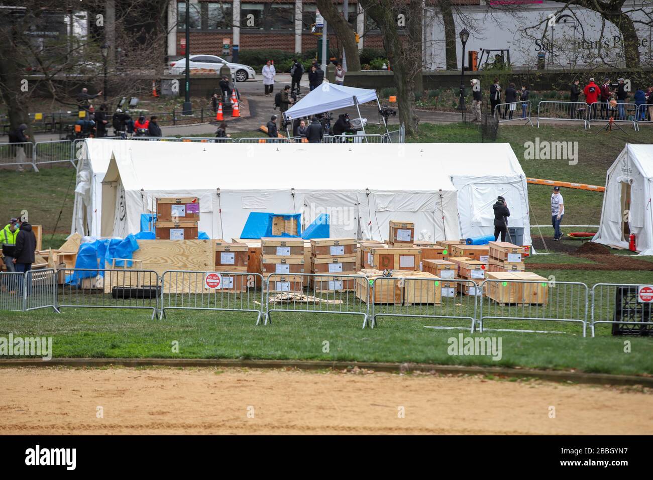 New York, États-Unis. 31 mars 2020. L'hôpital de Purse de Samaritan est en place un hôpital de terrain de 68 lits et une unité de traitement respiratoire spéciale à Central Park, en face de l'hôpital de Mount Sinai, sur la 5ème Avenue, entre 98ème et 100ème rues à New York City aux États-Unis ce mardi 31. L'hôpital fait partie de la lutte contre la pandémie de Coronavirus, COVID-19. La bourse du président du Samaritain est Franklin Graham, fils du célèbre prédicateur américain Billy Graham. Ils ont également contribué à la mise en place d'un hôpital de fortune, une unité similaire à celle de Cremona en Italie, il y a une semaine. Banque D'Images