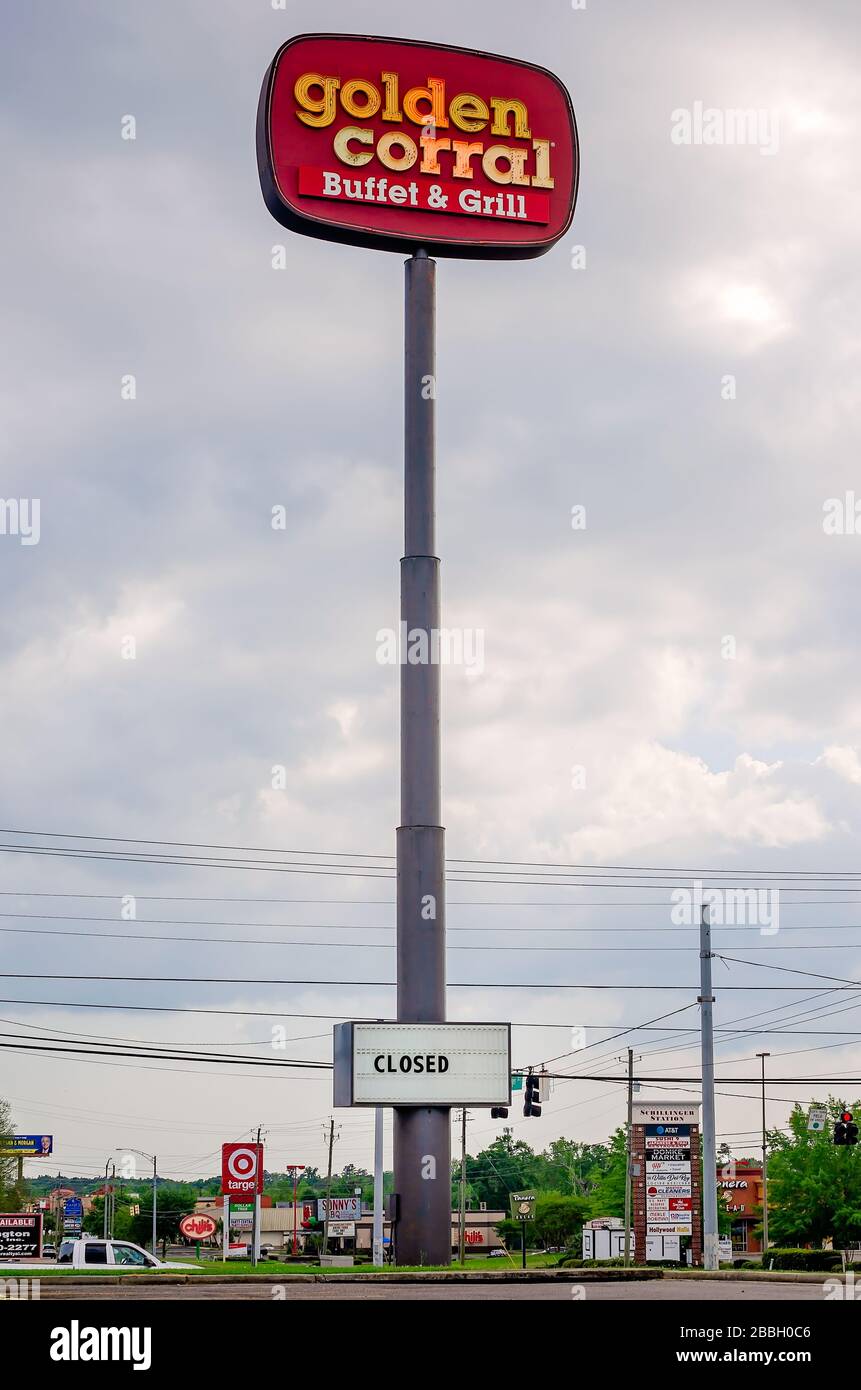 Un signe annonce la fermeture temporaire de Golden Corral en raison de COVID-19, le 29 mars 2020, à Mobile, Alabama. Banque D'Images
