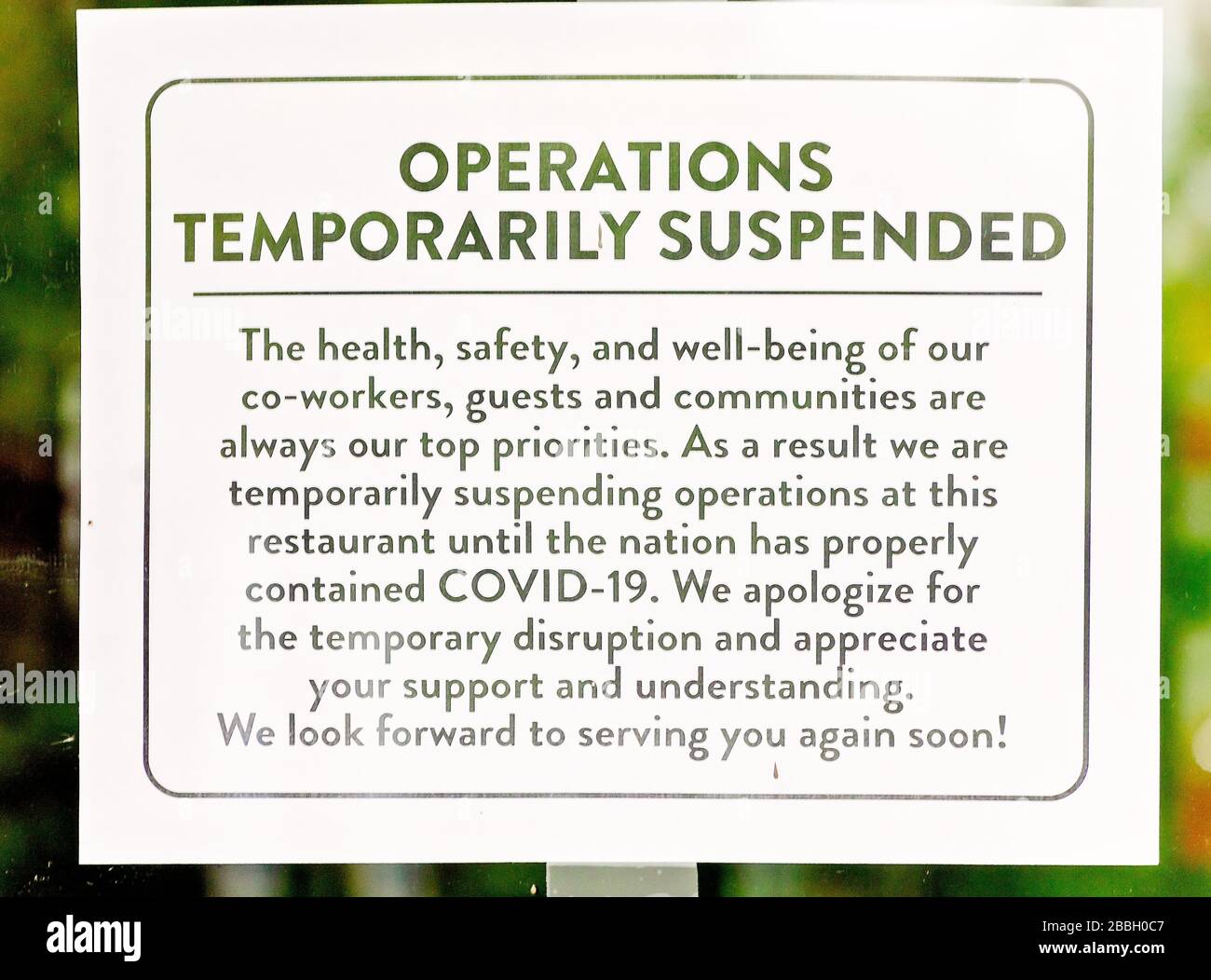 Un signe annonce la fermeture temporaire de Golden Corral en raison de COVID-19, le 29 mars 2020, à Mobile, Alabama. Banque D'Images