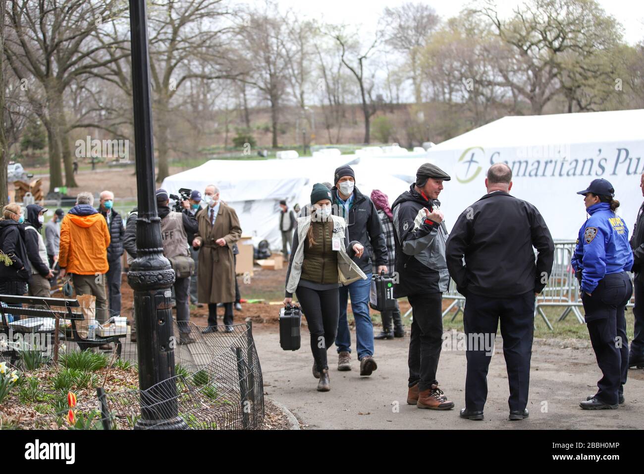 31 mars 2020, New York, New York, États-Unis : L'hôpital de Purse de Samaritan est en place un hôpital de terrain de 68 lits et une unité de traitement respiratoire spéciale à Central Park, en face de l'hôpital de Mount Sinai, sur la 5ème Avenue, entre 98ème et 100ème rues à New York City aux États-Unis ce mardi 31. L'hôpital fait partie de la lutte contre la pandémie de Coronavirus, COVID-19. La bourse du président du Samaritain est Franklin Graham, fils du célèbre prédicateur américain Billy Graham. Ils ont également contribué à la mise en place d'un hôpital de fortune, une unité semblable à celle de Cremona en Italie, une semaine ag Banque D'Images