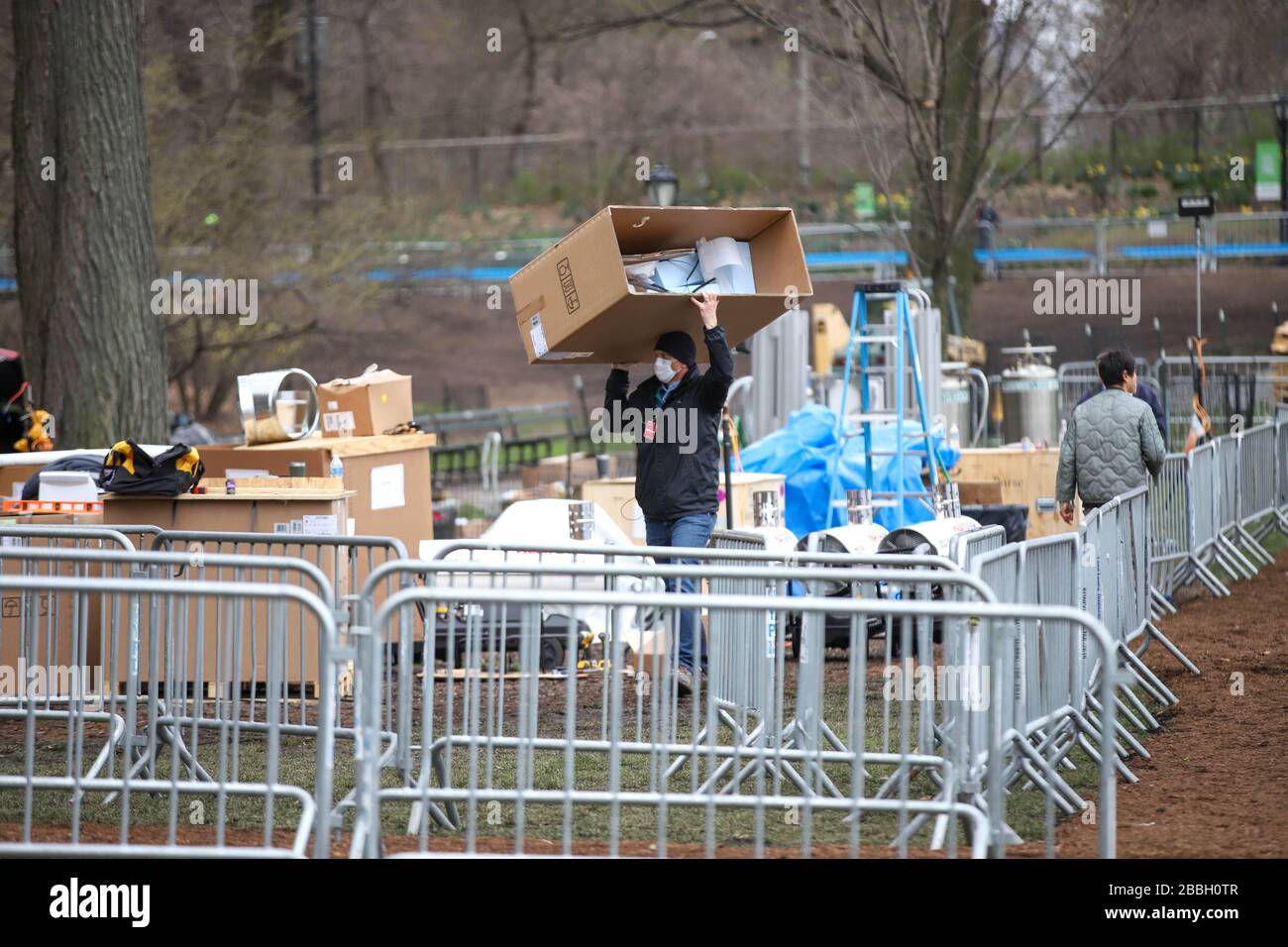 31 mars 2020, New York, New York, États-Unis : L'hôpital de Purse de Samaritan est en place un hôpital de terrain de 68 lits et une unité de traitement respiratoire spéciale à Central Park, en face de l'hôpital de Mount Sinai, sur la 5ème Avenue, entre 98ème et 100ème rues à New York City aux États-Unis ce mardi 31. L'hôpital fait partie de la lutte contre la pandémie de Coronavirus, COVID-19. La bourse du président du Samaritain est Franklin Graham, fils du célèbre prédicateur américain Billy Graham. Ils ont également contribué à la mise en place d'un hôpital de fortune, une unité semblable à celle de Cremona en Italie, une semaine ag Banque D'Images