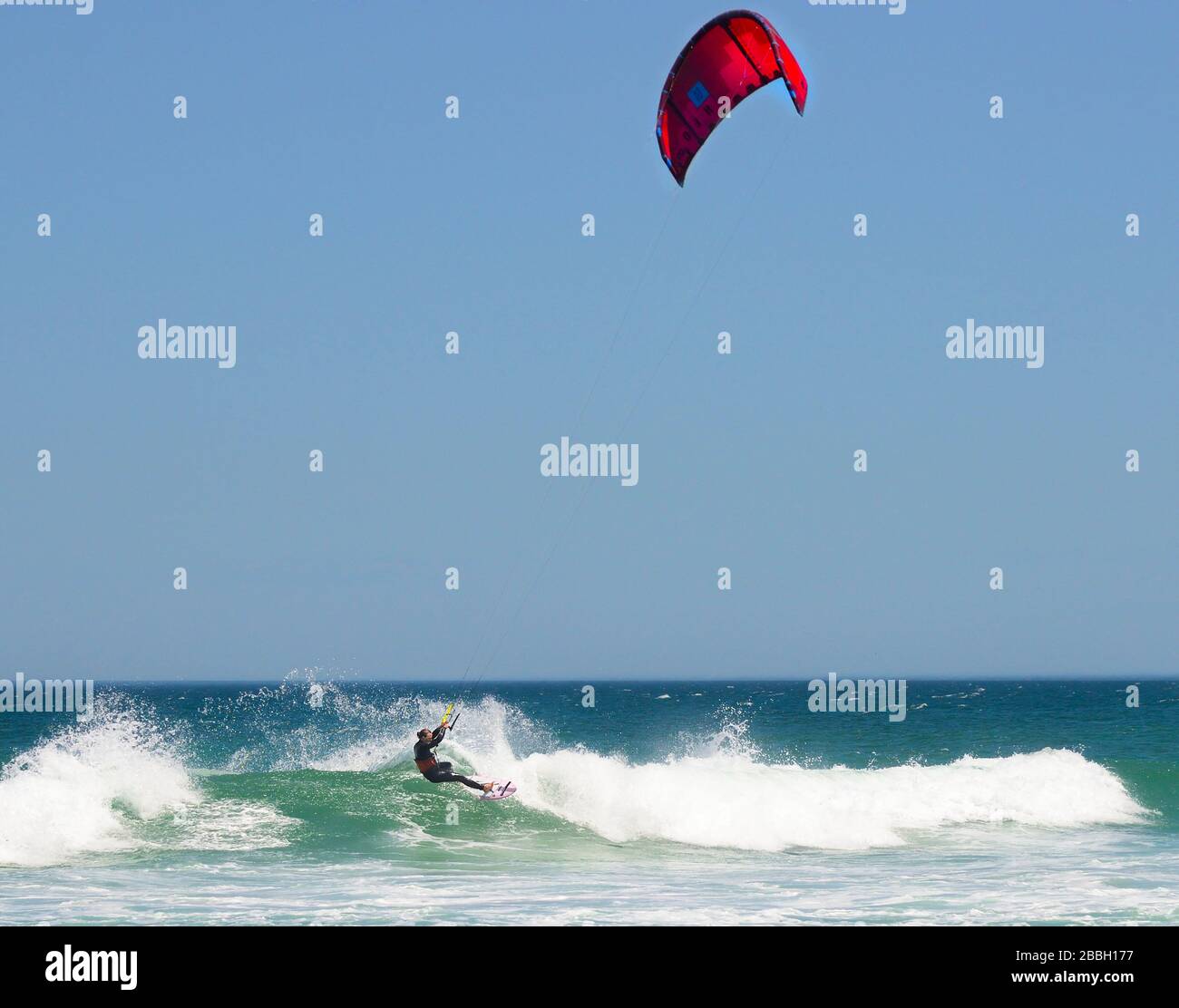 Le kitesurfer fait le tour des vagues au point d'accès de Cape Town à Haakgat point, Melkbosstrand, le Cap, Afrique du Sud Banque D'Images