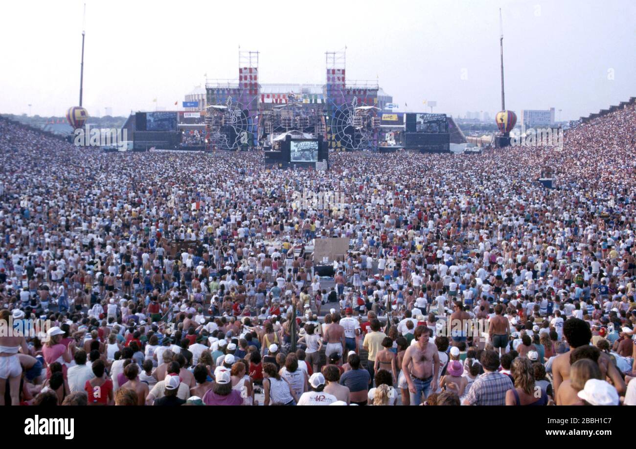 La foule au Live Aid concert à Philadelphie en 1985: Scott Weiner / MediaPunch Banque D'Images
