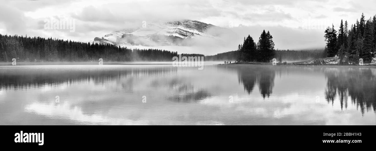 Avec le lac Two Jack Snow Mountain et de l'eau panorama de réflexion dans le parc national de Banff au Canada. Banque D'Images