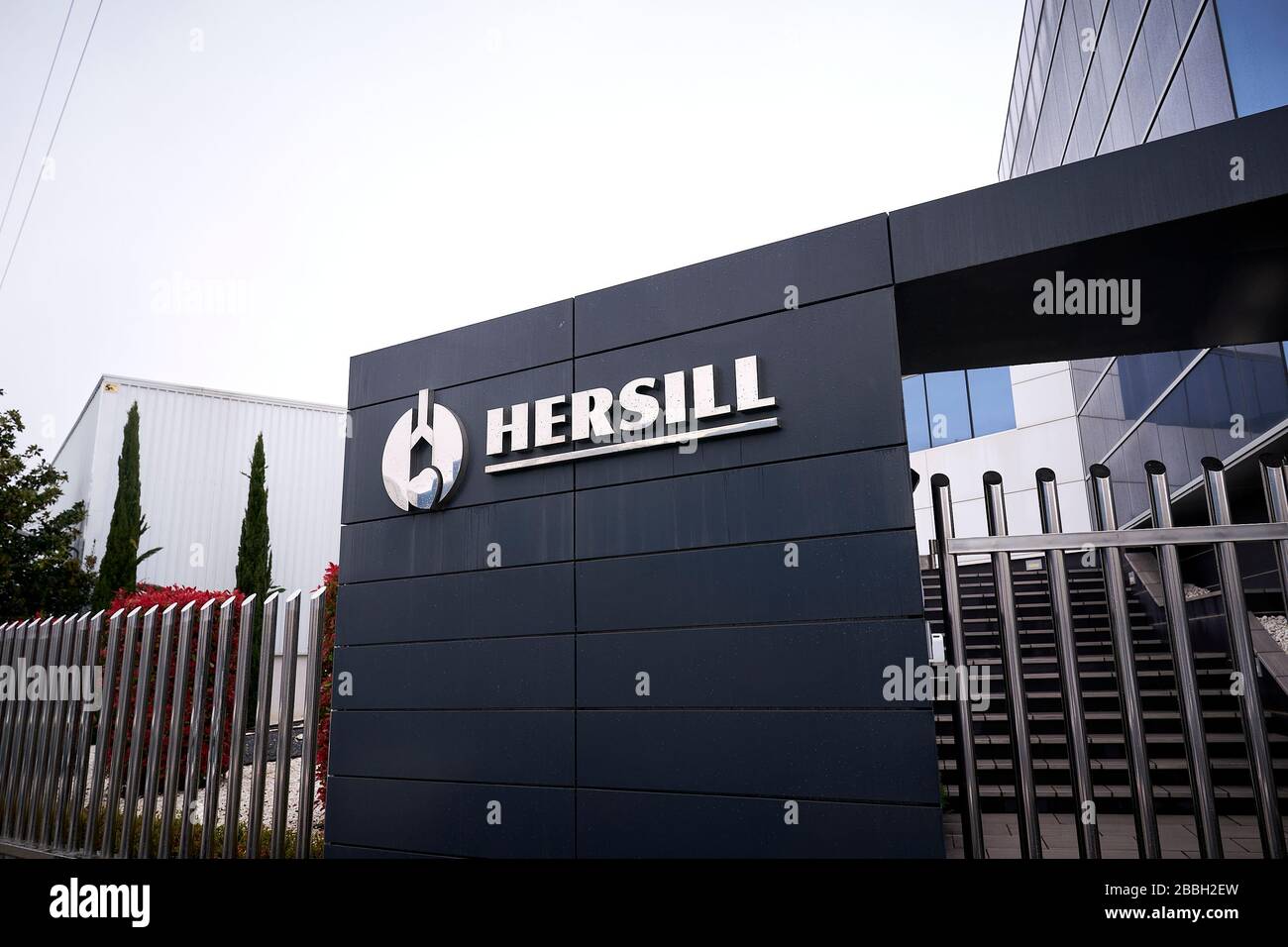 31 mars 2020, Mostoles, Madrid, Espagne: Hersill signe à Mostoles..Fabricant et distributeur de dispositifs médicaux à Mostoles, Hersill est une société espagnole située dans le sud de Madrid qui fabrique des respirateurs médicaux pour lutter contre le virus corona. (Image crédit : © Lega P. mace/SOPA Images via ZUMA Wire) Banque D'Images