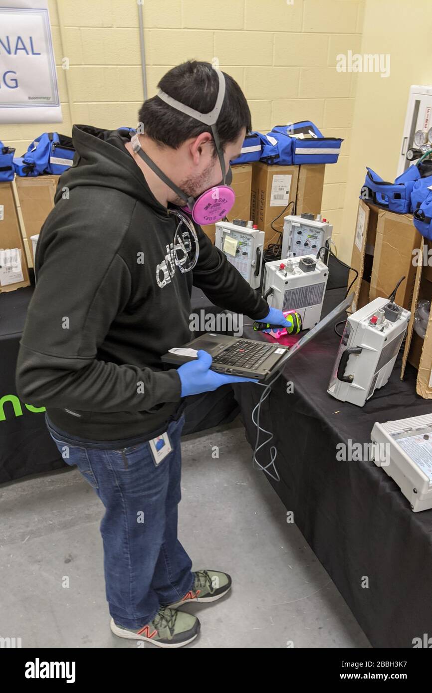 Newark, États-Unis. 31 mars 2020. Un employé de Bloom Energy analyse les ventilateurs d'impact dans un tracker dans l'usine de la société à Newark, Delaware. Bloom Energy remet à neuf les ventilateurs non utilisés hors garantie et les envoie aux agences d'État et aux hôpitaux du pays, car un nombre croissant de patients rencontrent des problèmes respiratoires critiques à la suite de COVID-19. La Californie a fourni à Bloom Energy 24 ventilateurs inutilisés et, dans un délai d'un jour, ils avaient été restaurés sur le bon de travail. Photo reproduite avec l'aimable autorisation Bloom Energy/UPI Credit: UPI/Alay Live News Banque D'Images