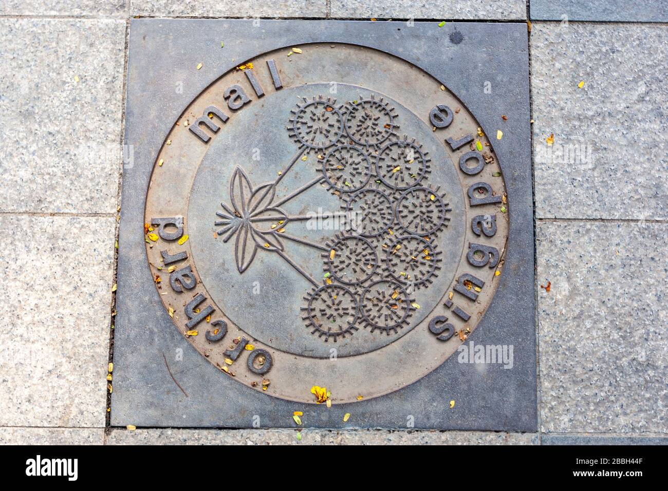 Capot de trou d'homme du système d'égouts Orchard Mall, Singapour Banque D'Images