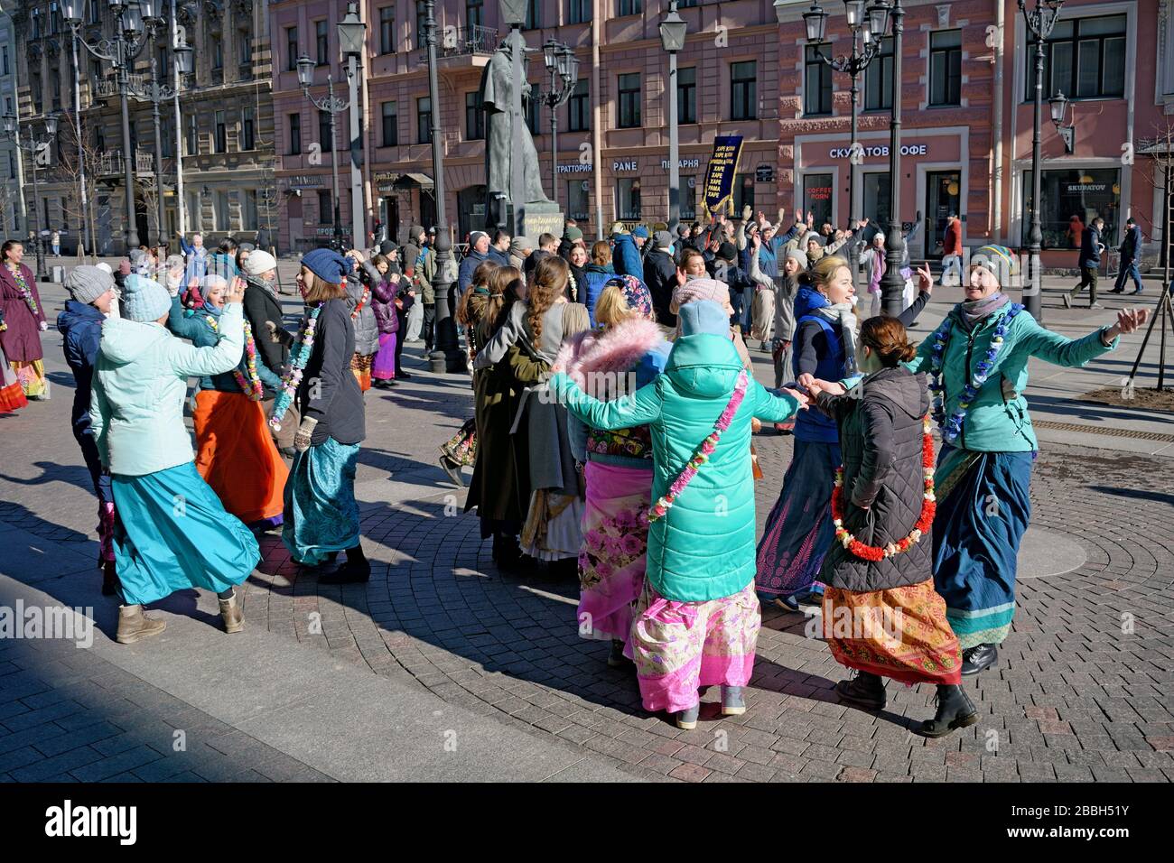 Saint-Petersburg.Russia.March 15.2020.Dévotés du Seigneur Krishna danse et chanter.C'est une forme de méditation.les gens obtiennent le bonheur et la paix de l'esprit Banque D'Images