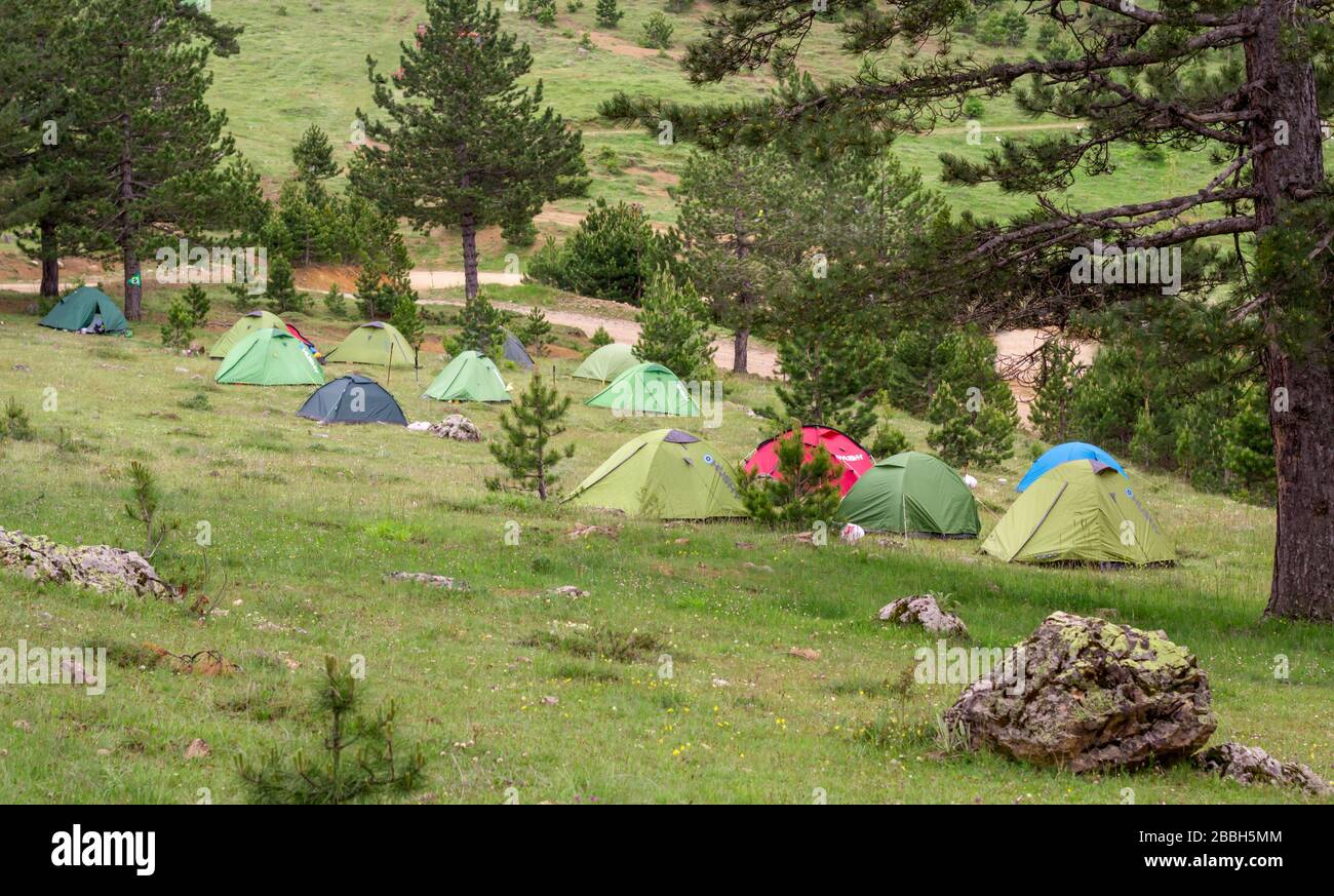 Nuremberg / Allemagne - 11 06 2019: La saison du camping est en cours. Les gens construisent leur équipement et préparent leur personnel pour le camping. Banque D'Images