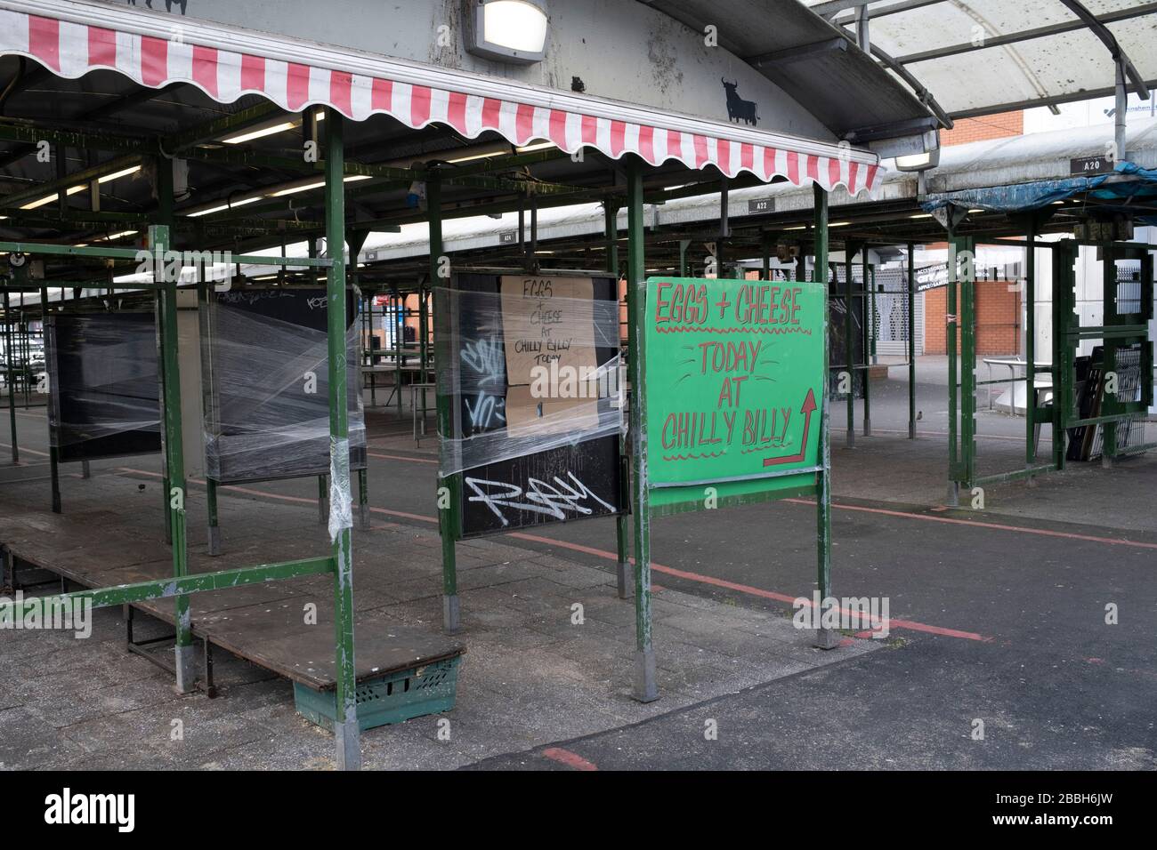 Le marché ouvert des arènes, le marché extérieur des fruits et légumes est fermé pour affaires dans le centre-ville de Birmingham est pratiquement déserté en raison de l'épidémie de Coronavirus le 31 mars 2020 à Birmingham, Angleterre, Royaume-Uni. Suivant les conseils du gouvernement, la plupart des gens restent à la maison, laissant les rues tranquilles, vides et inquiétantes. Le coronavirus ou le Covid-19 est une nouvelle maladie respiratoire qui n'a pas été observée auparavant chez l'homme. Bien qu'une grande partie ou l'Europe ait été mise en place dans le cadre de leur stratégie à long terme, le gouvernement britannique a annoncé des règles plus strictes, et en particulier des distanci sociaux Banque D'Images