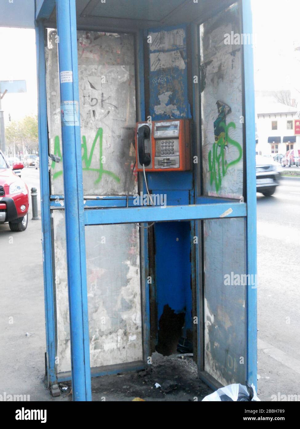 Cabine téléphonique vandalisée dans le centre-ville de Bucarest, Roumanie Banque D'Images