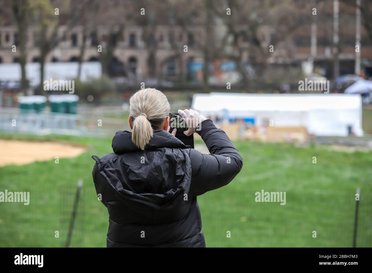 New York, New York, États-Unis. 31 mars 2020. L'hôpital de Purse de Samaritan est en place un hôpital de terrain de 68 lits et une unité de traitement respiratoire spéciale à Central Park, en face de l'hôpital de Mount Sinai, sur la 5ème Avenue, entre 98ème et 100ème rues à New York City aux États-Unis ce mardi 31. L'hôpital fait partie de la lutte contre la pandémie de Coronavirus, COVID-19. La bourse du président du Samaritain est Franklin Graham, fils du célèbre prédicateur américain Billy Graham. Ils ont également contribué à la mise en place d'un hôpital de fortune, une unité semblable à celle de Cremona en Italie, une semaine ag Banque D'Images