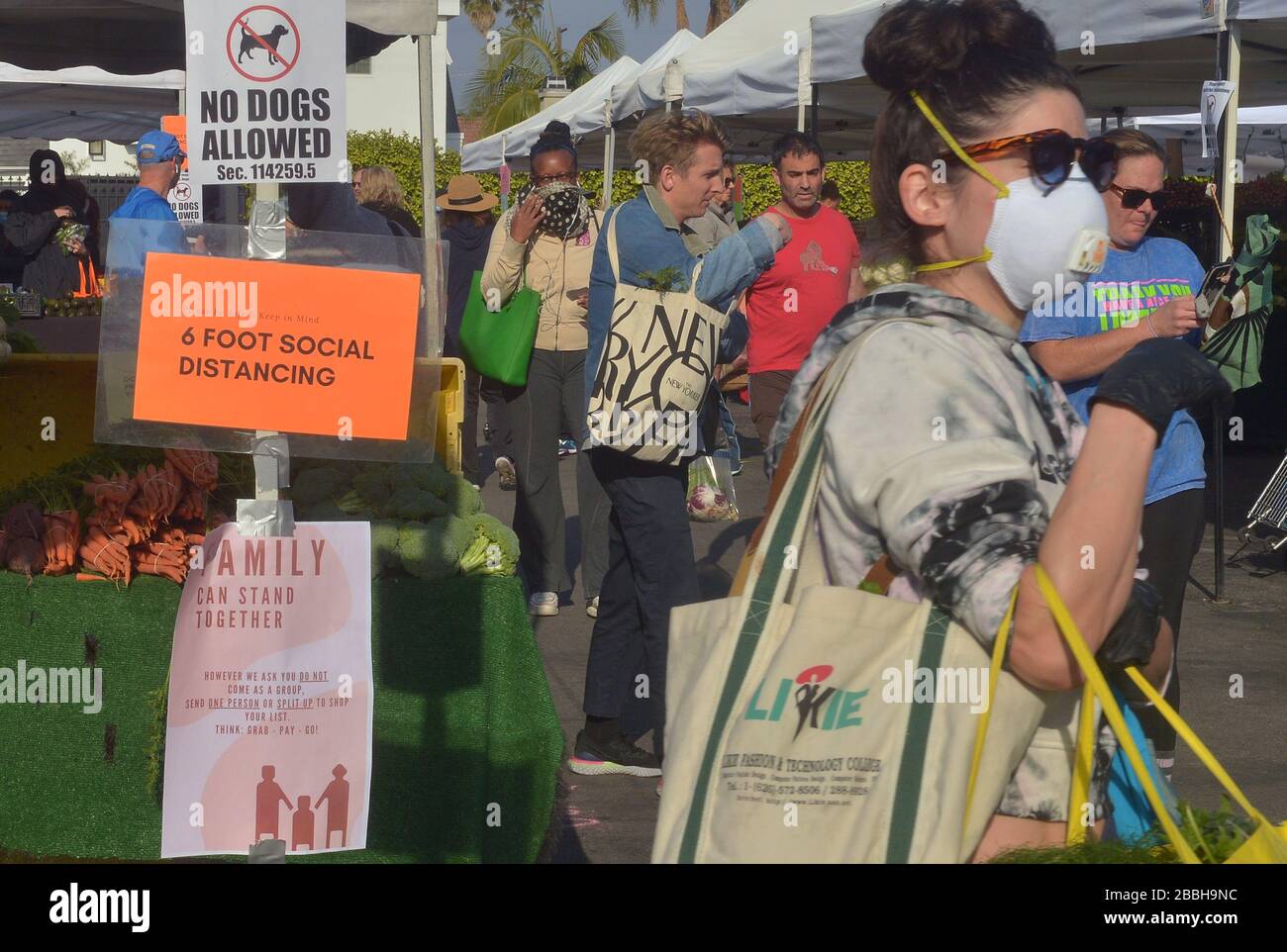 Les acheteurs du marché agricole ne peuvent pas maintenir une distance sociale de 6' recommandée sur les panneaux affichés sur le marché du village de Larchmont à Los Angeles le dimanche 29 mars 2020. Le maire Eric Garcetti, dans ses efforts continus pour contrôler la foule au milieu du séjour dans la ville et à l'échelle de l'État à l'ordre du jour, a déclaré que les marchés des agriculteurs seront temporairement fermés et ne seraient autorisés à rouvrir que s'ils soumettent un plan pour montrer comment les foules peuvent être contrôlées. Garcetti a déclaré que cela peut signifier exiger une entrée unique et une sortie unique, entre autres mesures. Photo du dossier par Jim Ruymen/UPI Banque D'Images