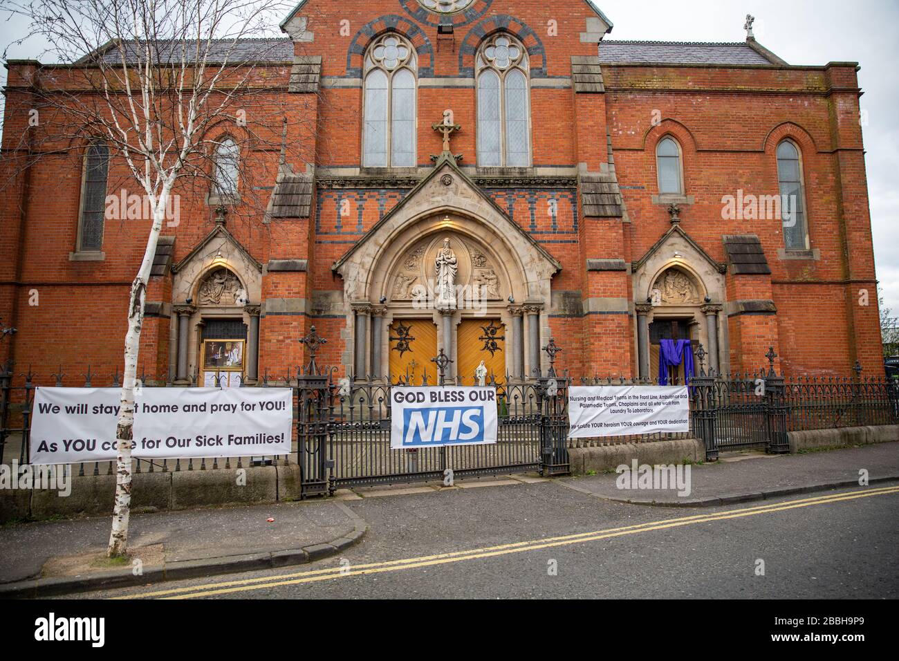 Falls Road, Belfast, Antrim, Royaume-Uni. 31 mars 2020.Covid19: Soutien au NHS via bannières à l'église St Pauls et Grafitti sur la Walll de l'hôpital Royal Victoria à West Belfast crédit: Bonzo/Alay Live News Banque D'Images