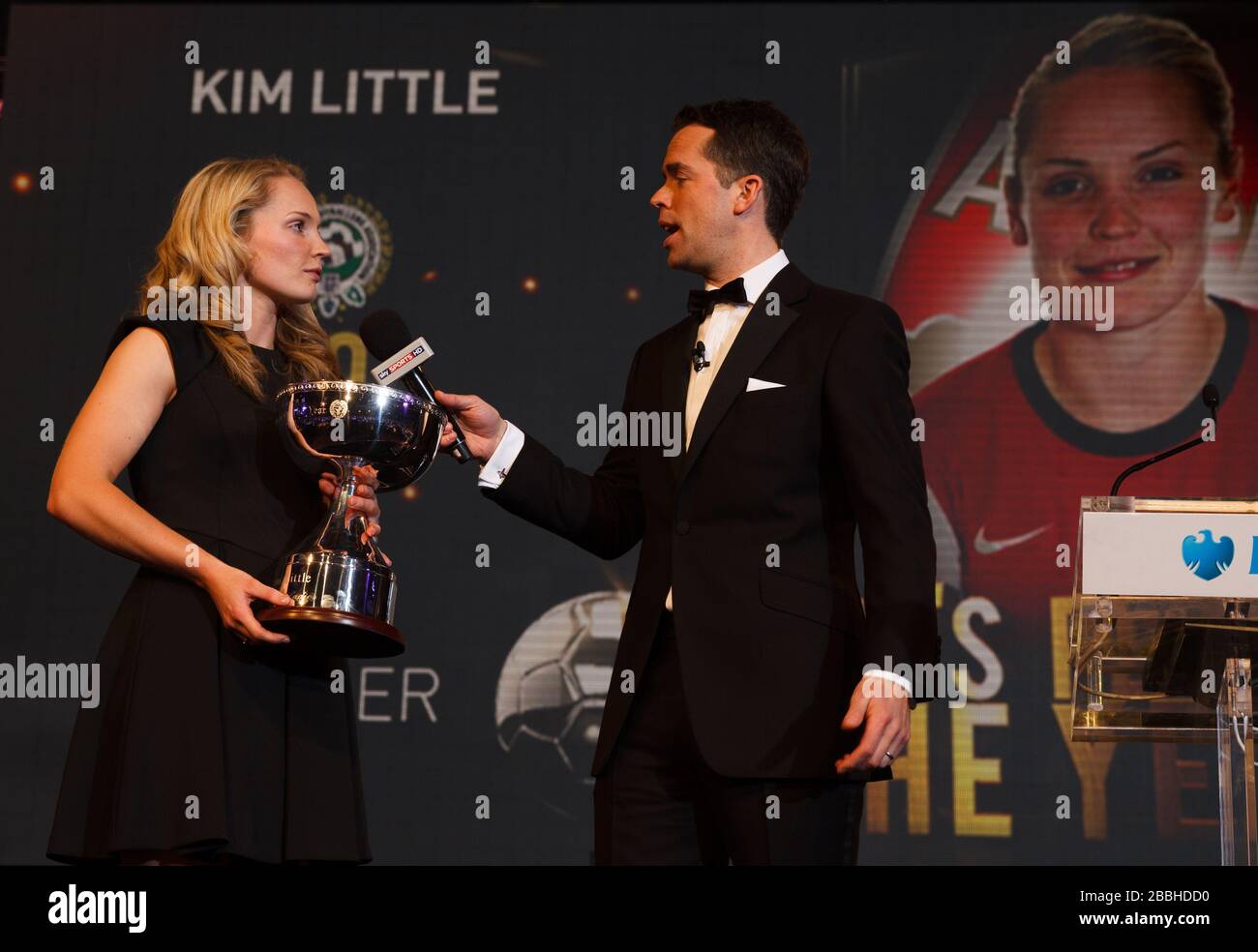 Kim Little d'Arsenal avec son PFA Player of the Year Award lors du PFA Player of the Year Awards 2013 au Grosvenor House Hotel, Londres. Banque D'Images