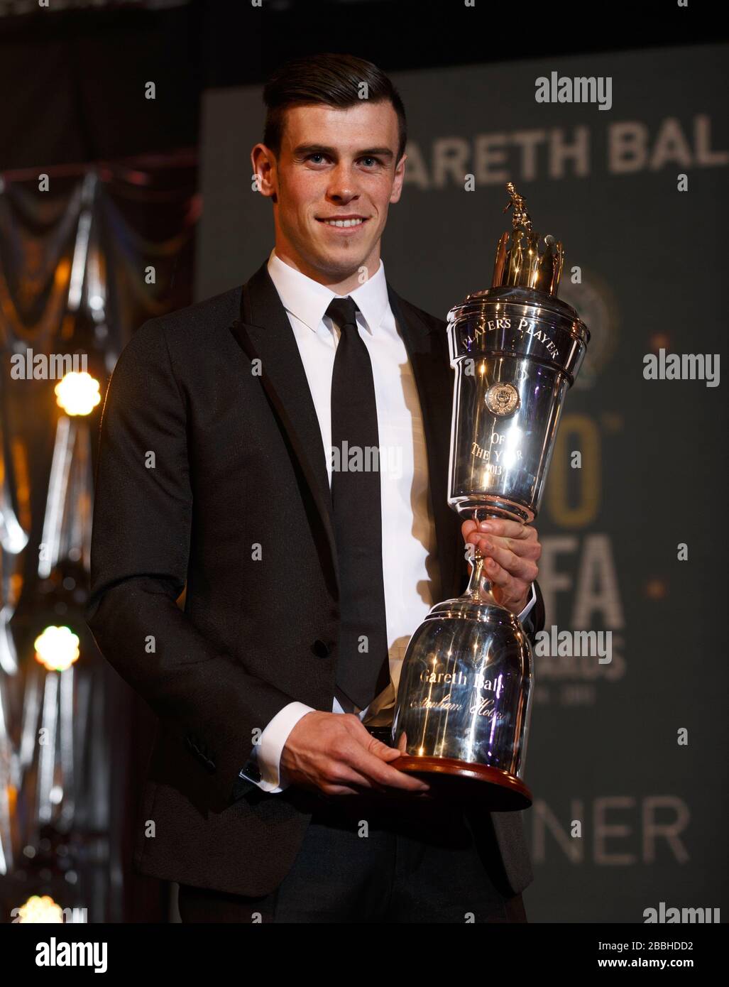 Gareth Bale de Tottenham Hotspur avec son PFA Player of the Year Award lors du PFA Player of the Year Awards 2013 au Grosvenor House Hotel, Londres. Banque D'Images