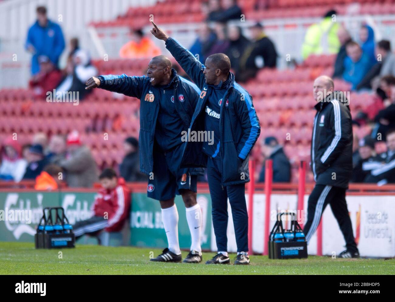 Chris Powell, le directeur de Charlton Athletic (à droite) et son assistant Alex Dyer Banque D'Images