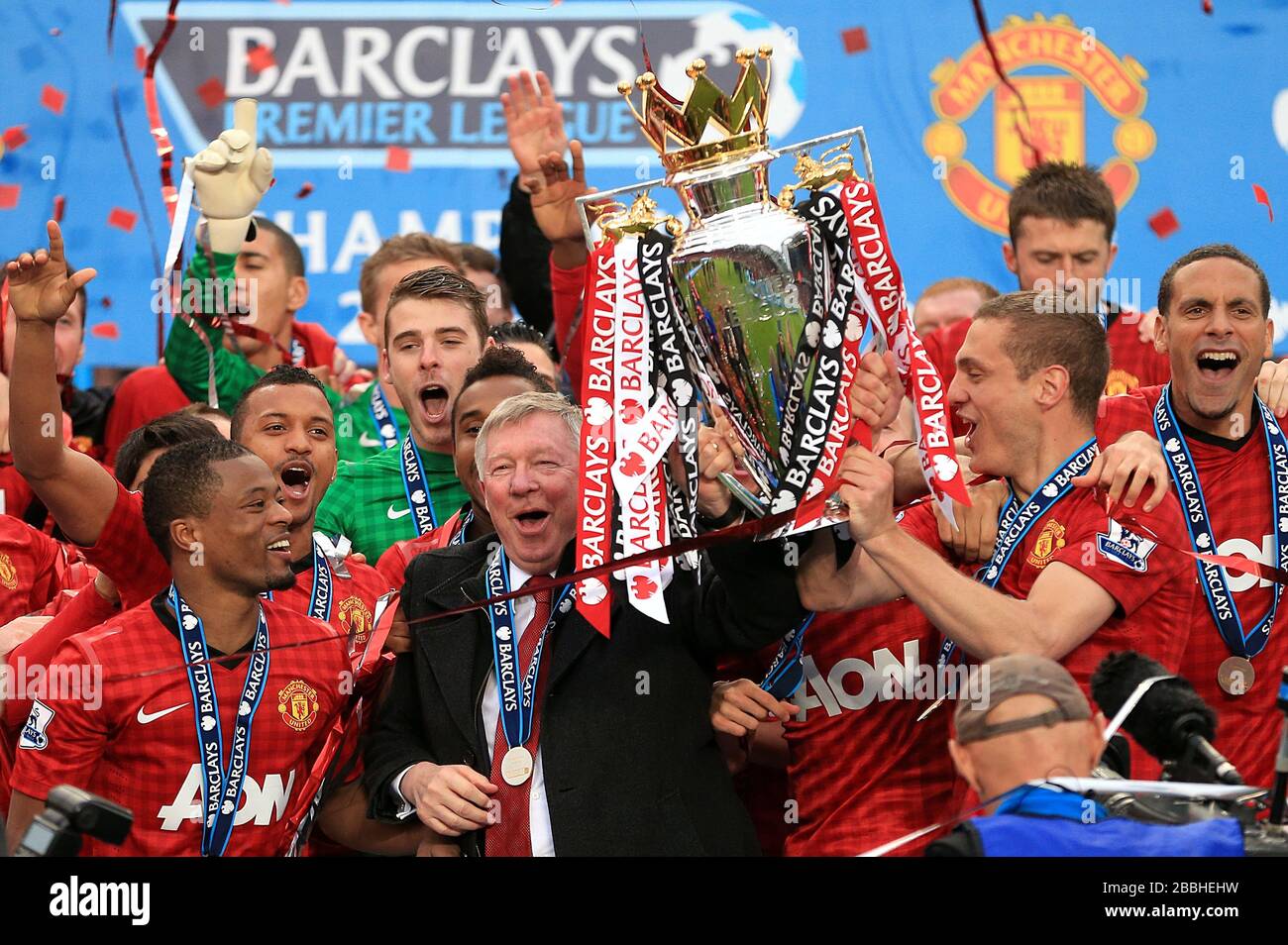 Sir Alex Ferguson, responsable de Manchester United, lève le trophée Barclays Premier League Banque D'Images
