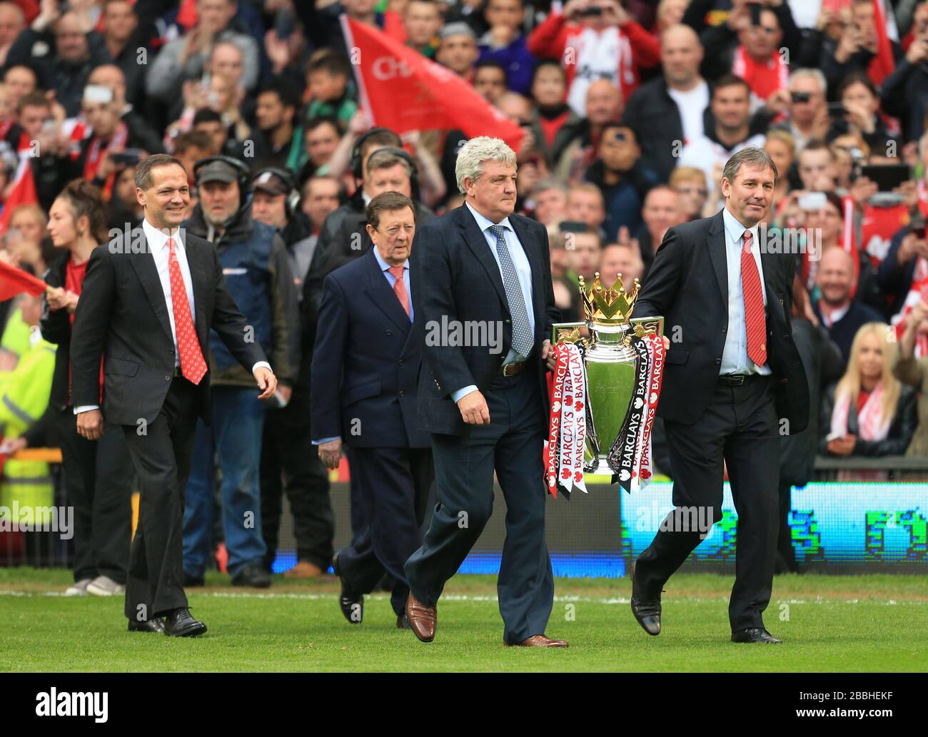 Steve Bruce (à gauche) et Bryan Robson, ancien capitaine de Manchester United, portent le trophée Barclays Premier League sur le terrain Banque D'Images