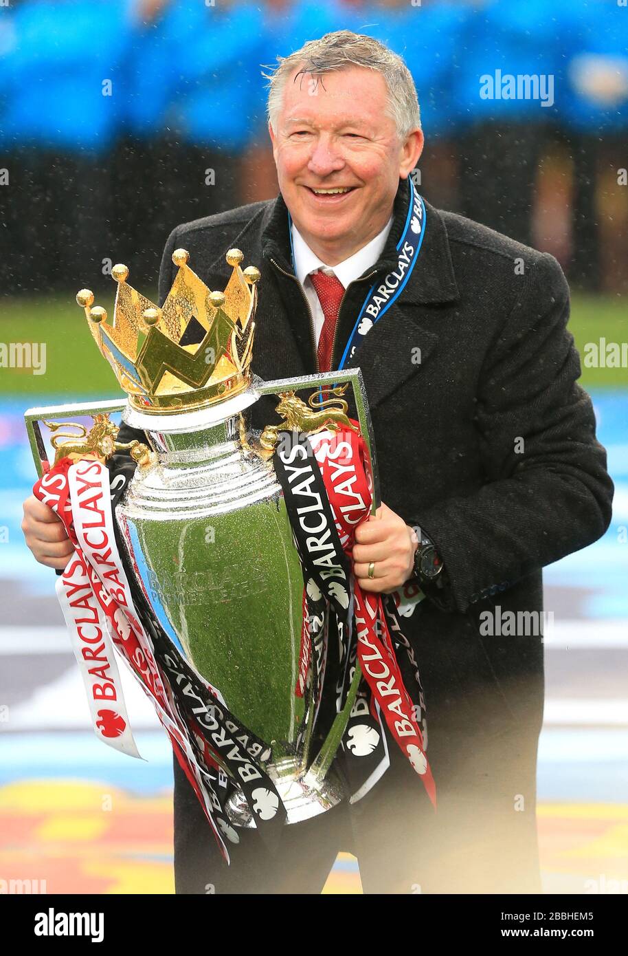 Sir Alex Ferguson, responsable de Manchester United, avec le trophée Barclays Premier League Banque D'Images